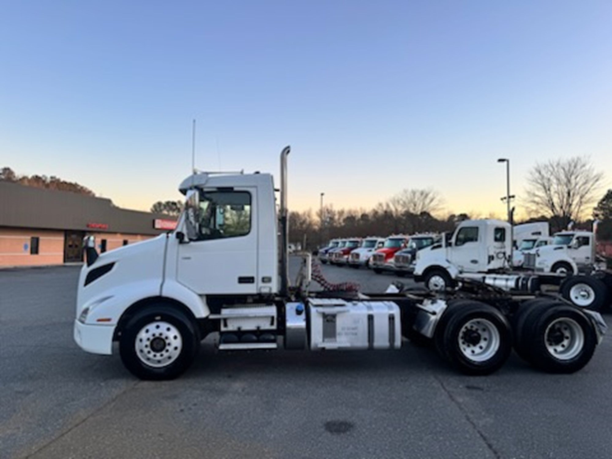 2020 Volvo VNR64T300 - image 3 of 6