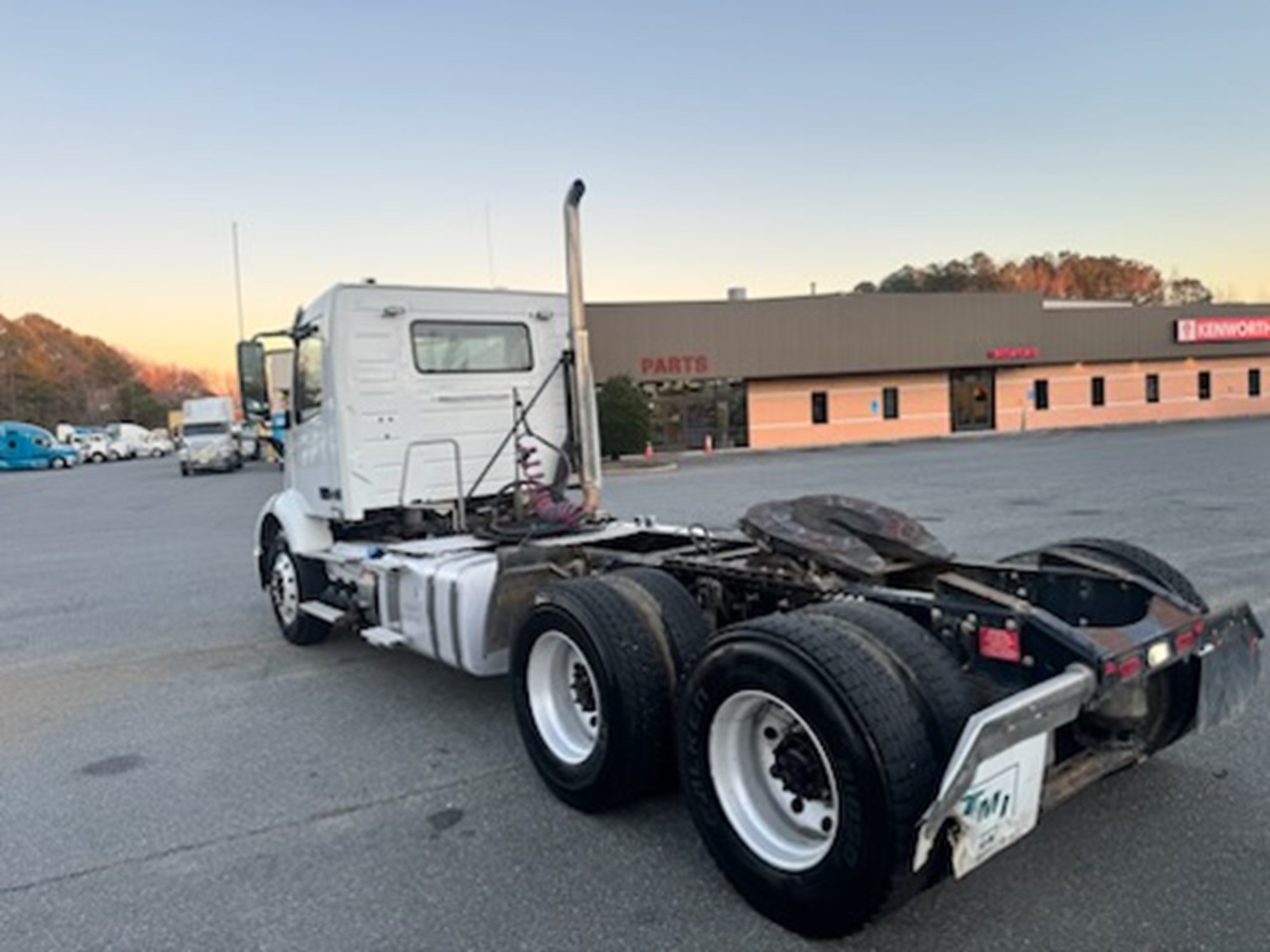 2020 Volvo VNR64T300 - image 4 of 6