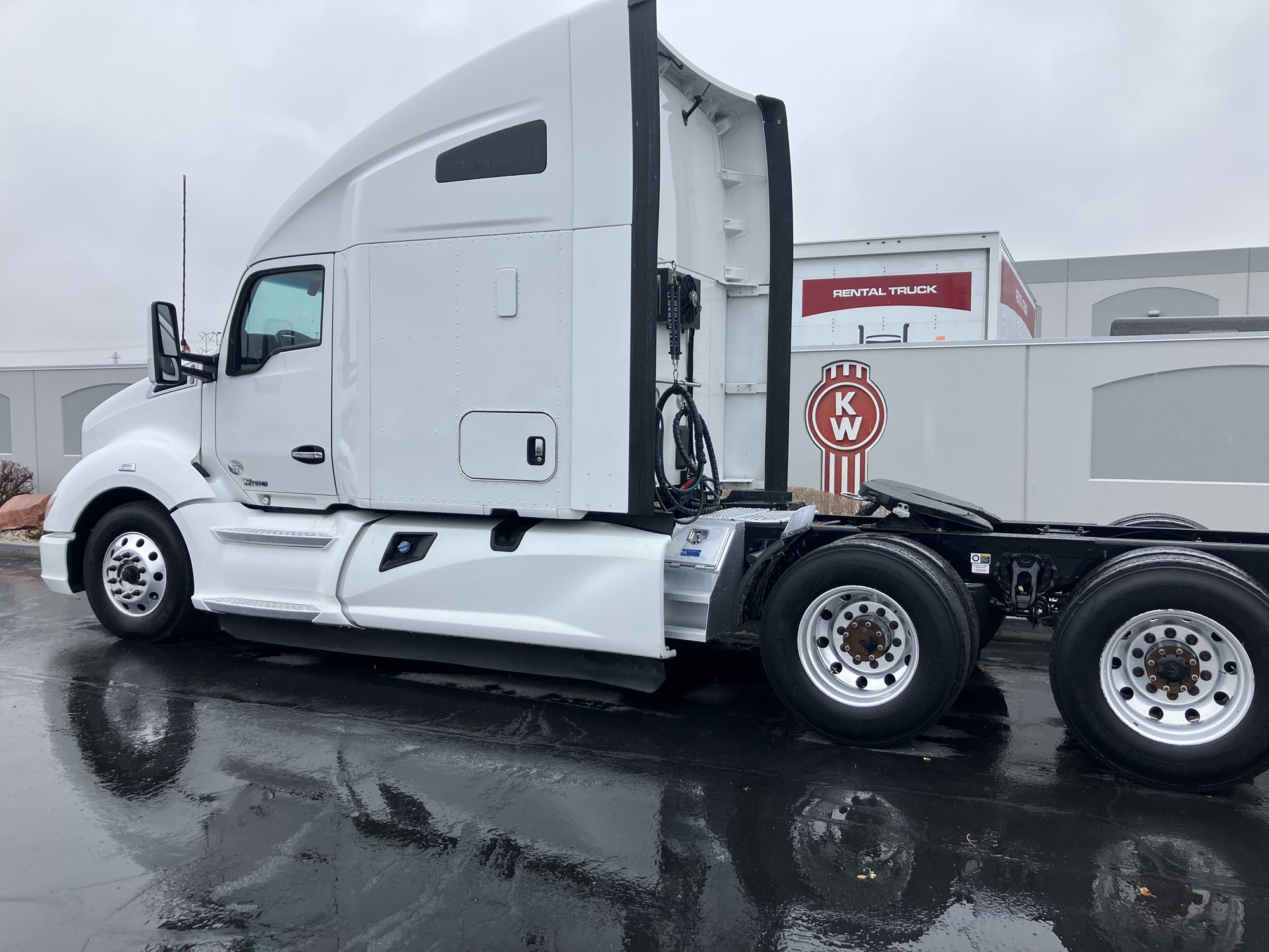 2021 Kenworth T680 - image 2 of 6