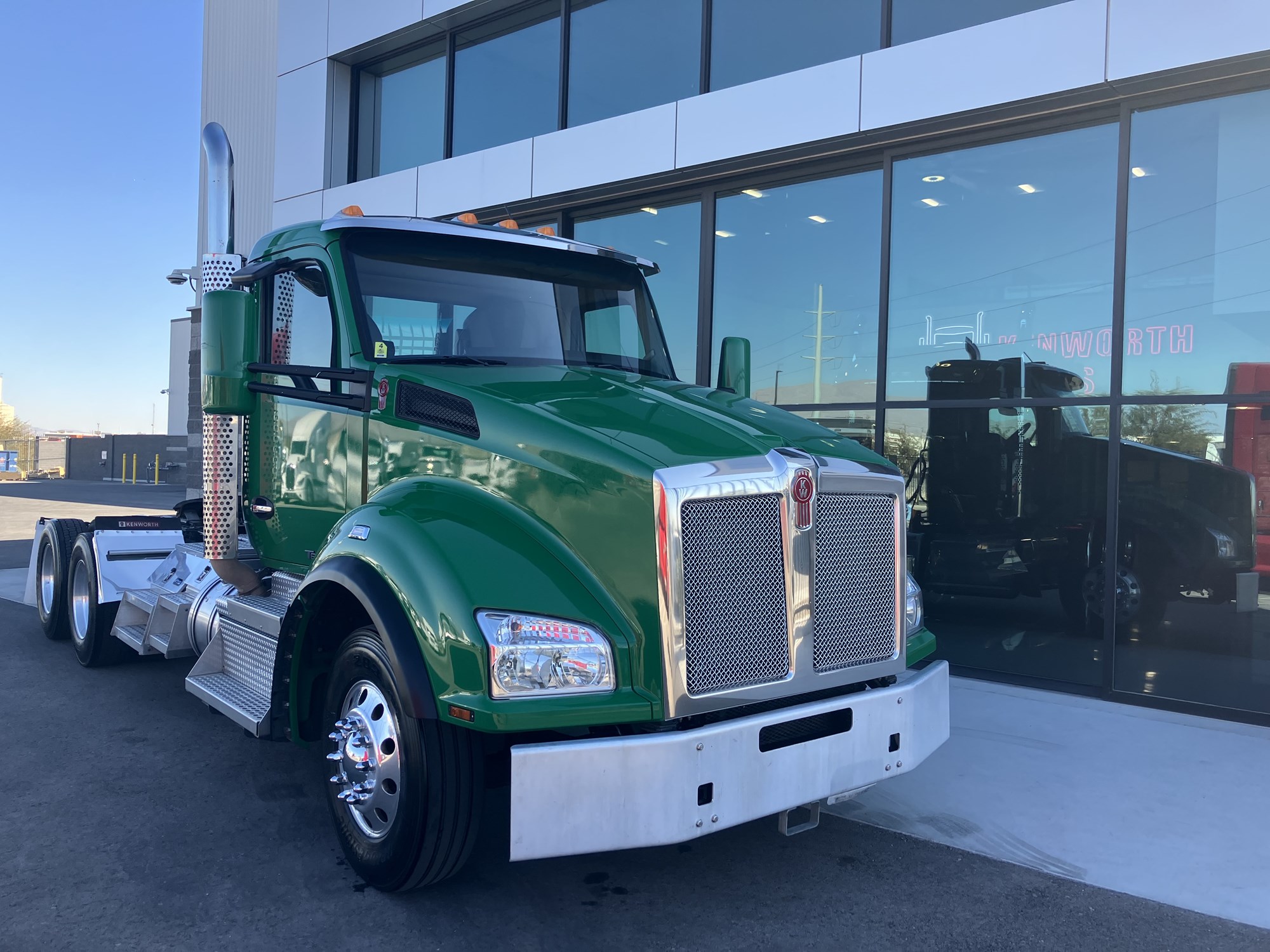 2021 Kenworth T880 - image 1 of 6