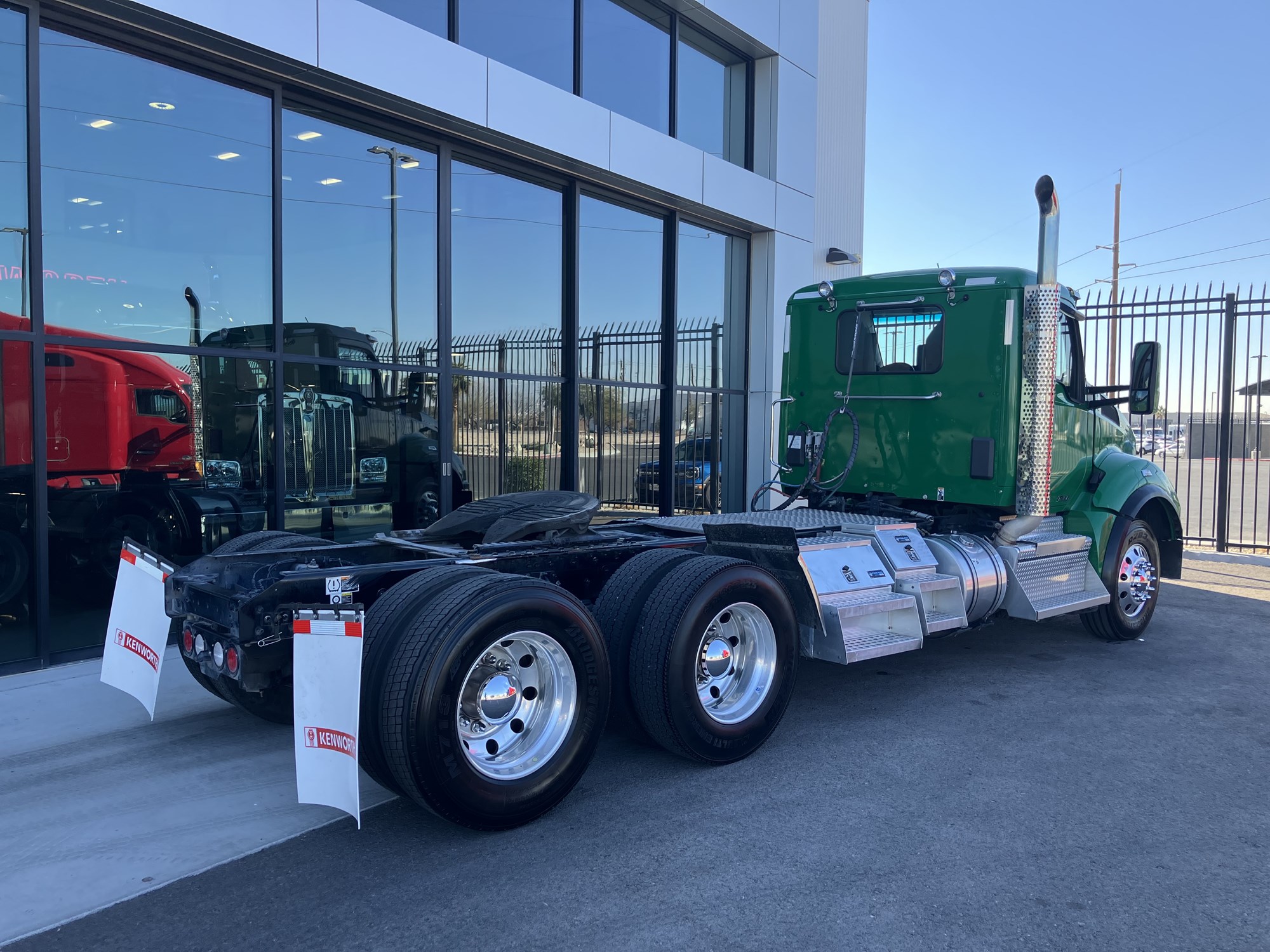 2021 Kenworth T880 - image 3 of 6