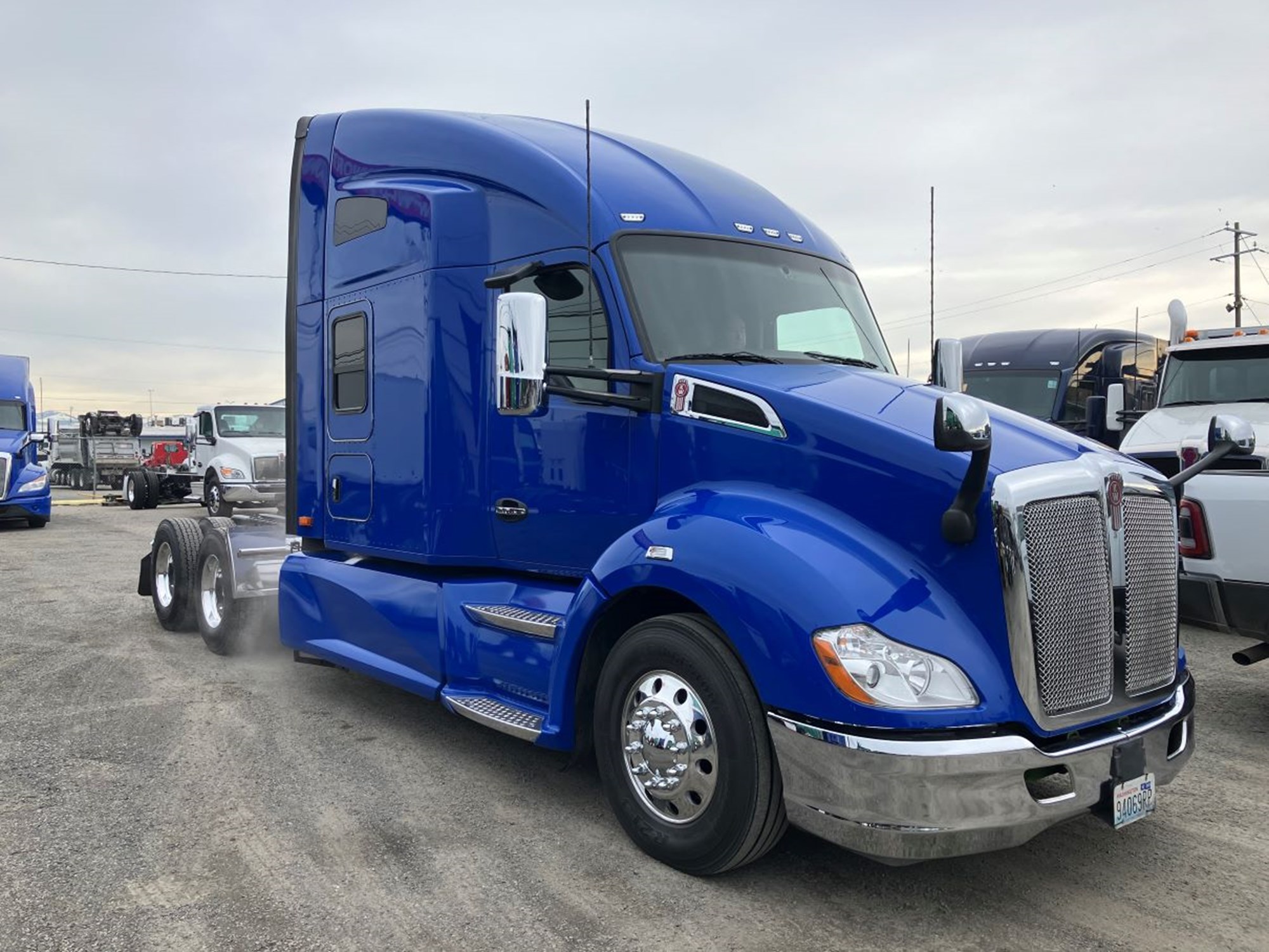 2022 Kenworth T680 - image 2 of 6