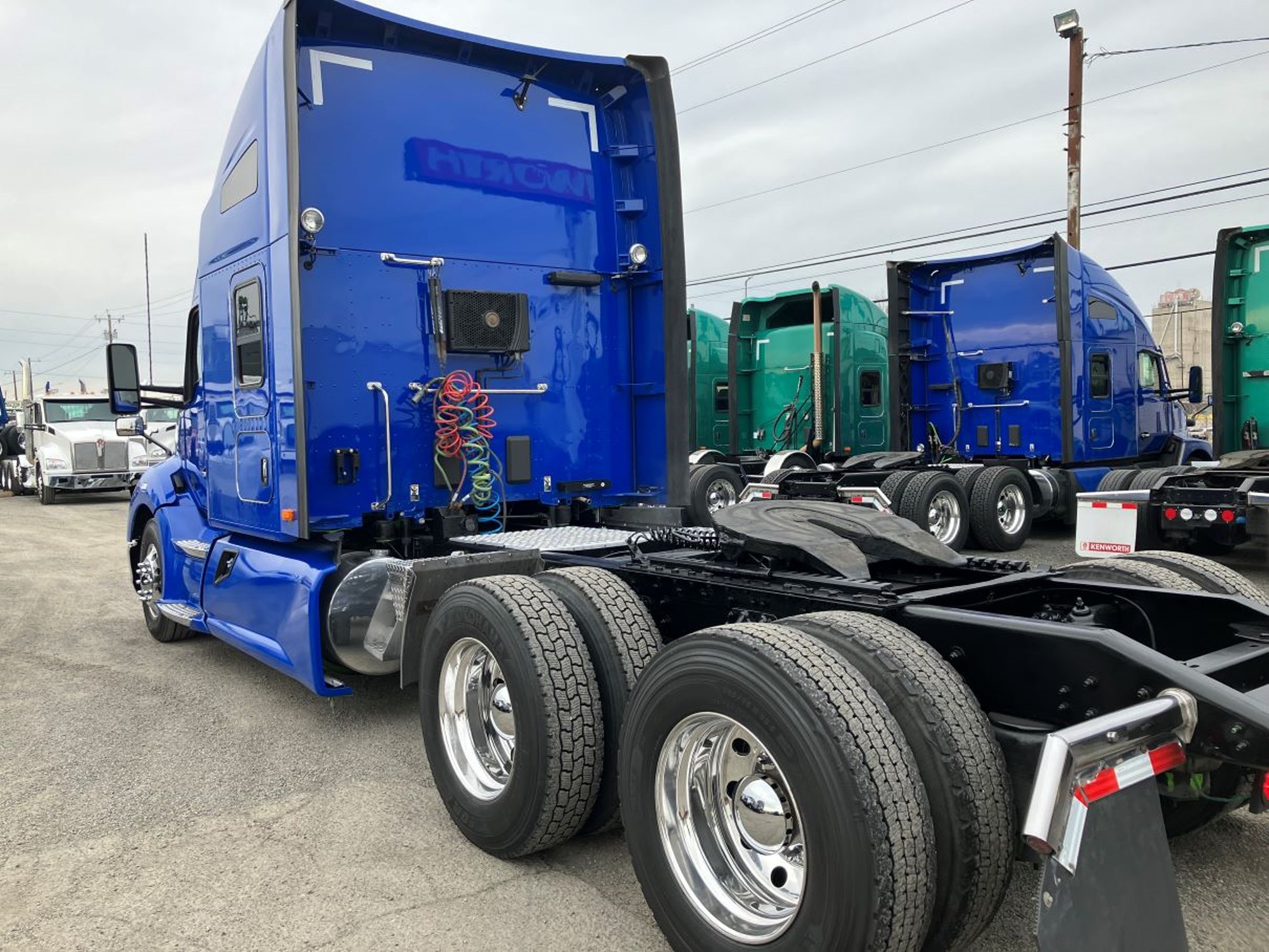 2022 Kenworth T680 - image 4 of 6