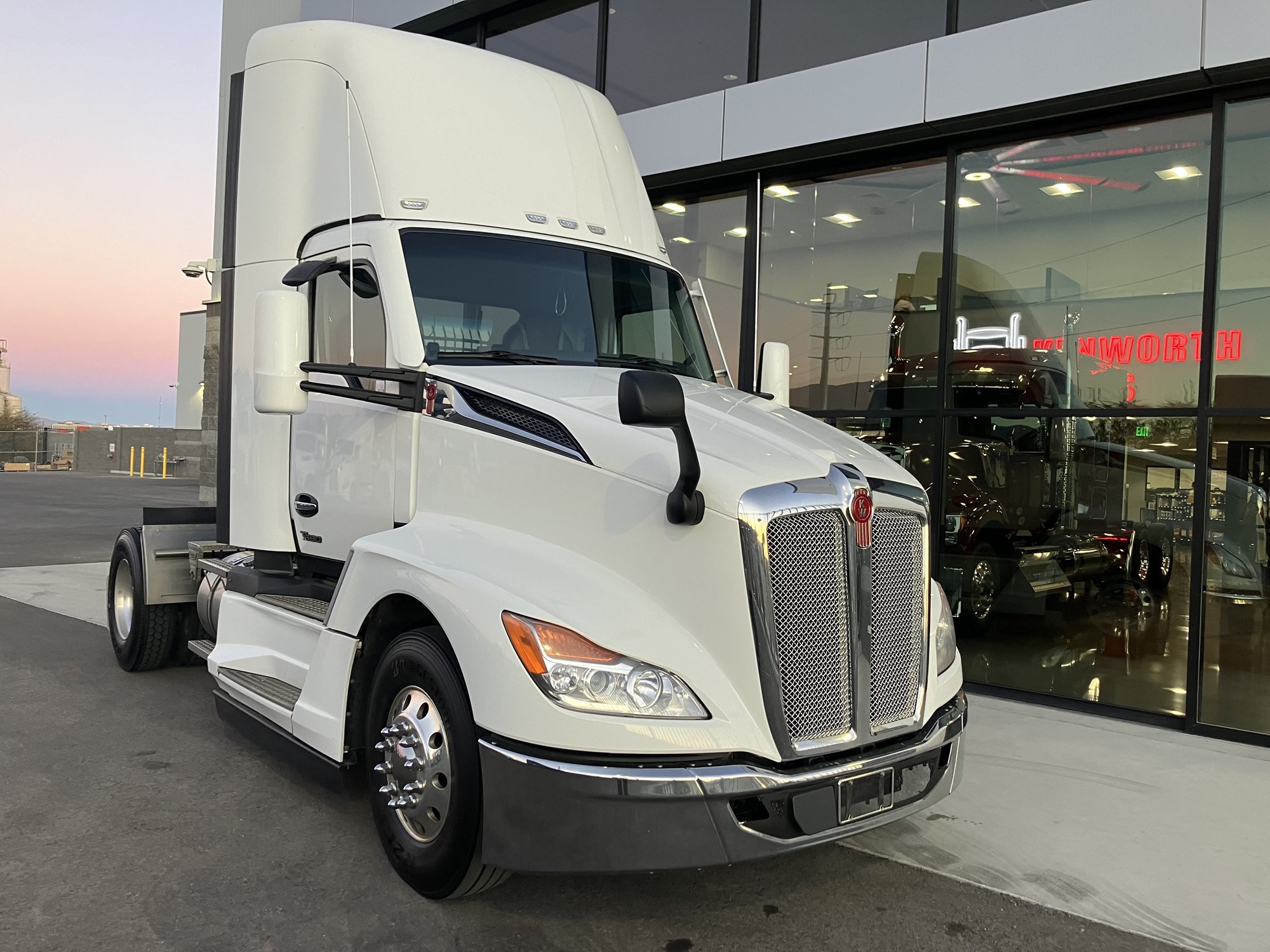 2023 Kenworth T680 - image 1 of 6