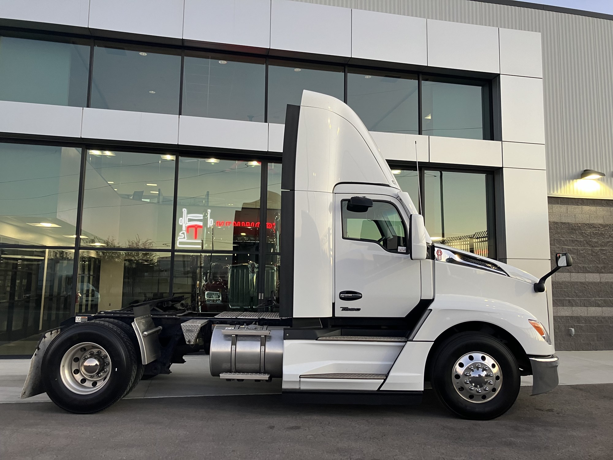 2023 Kenworth T680 - image 2 of 6