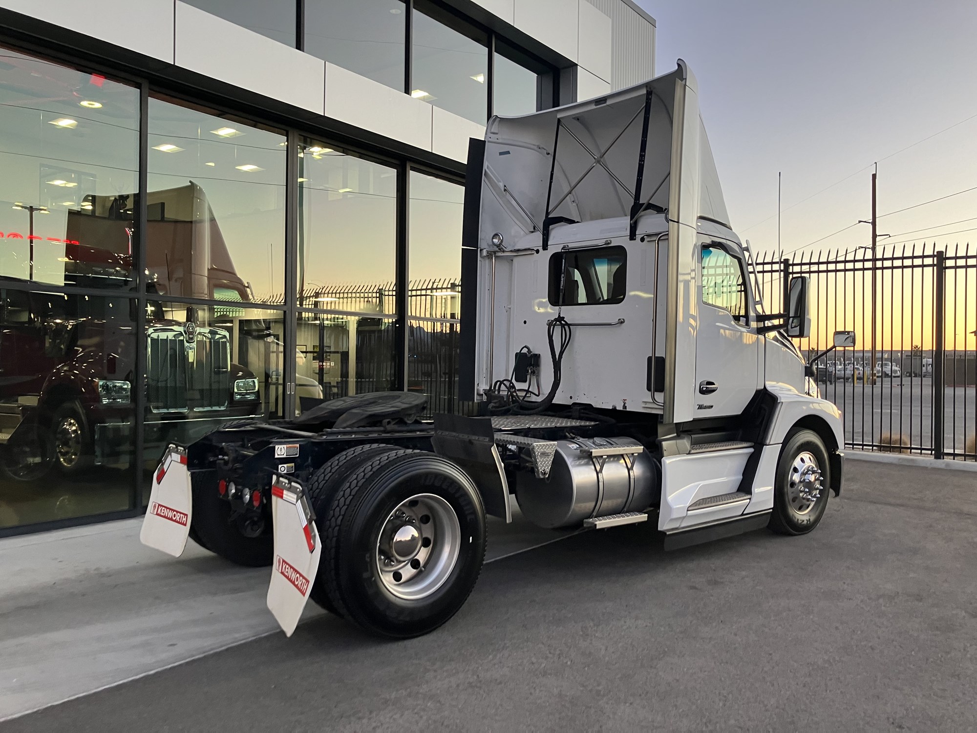 2023 Kenworth T680 - image 3 of 6