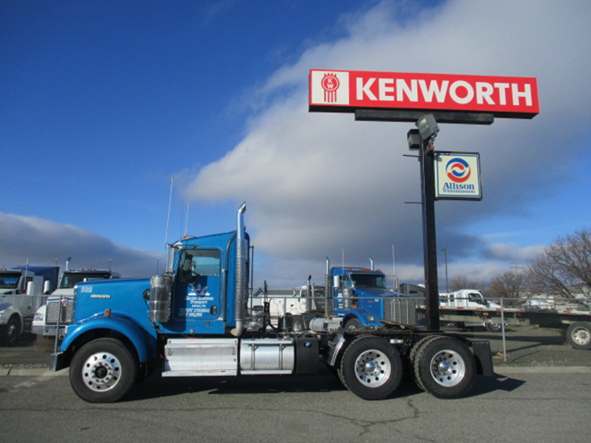 2023 Kenworth W900 - image 3 of 6