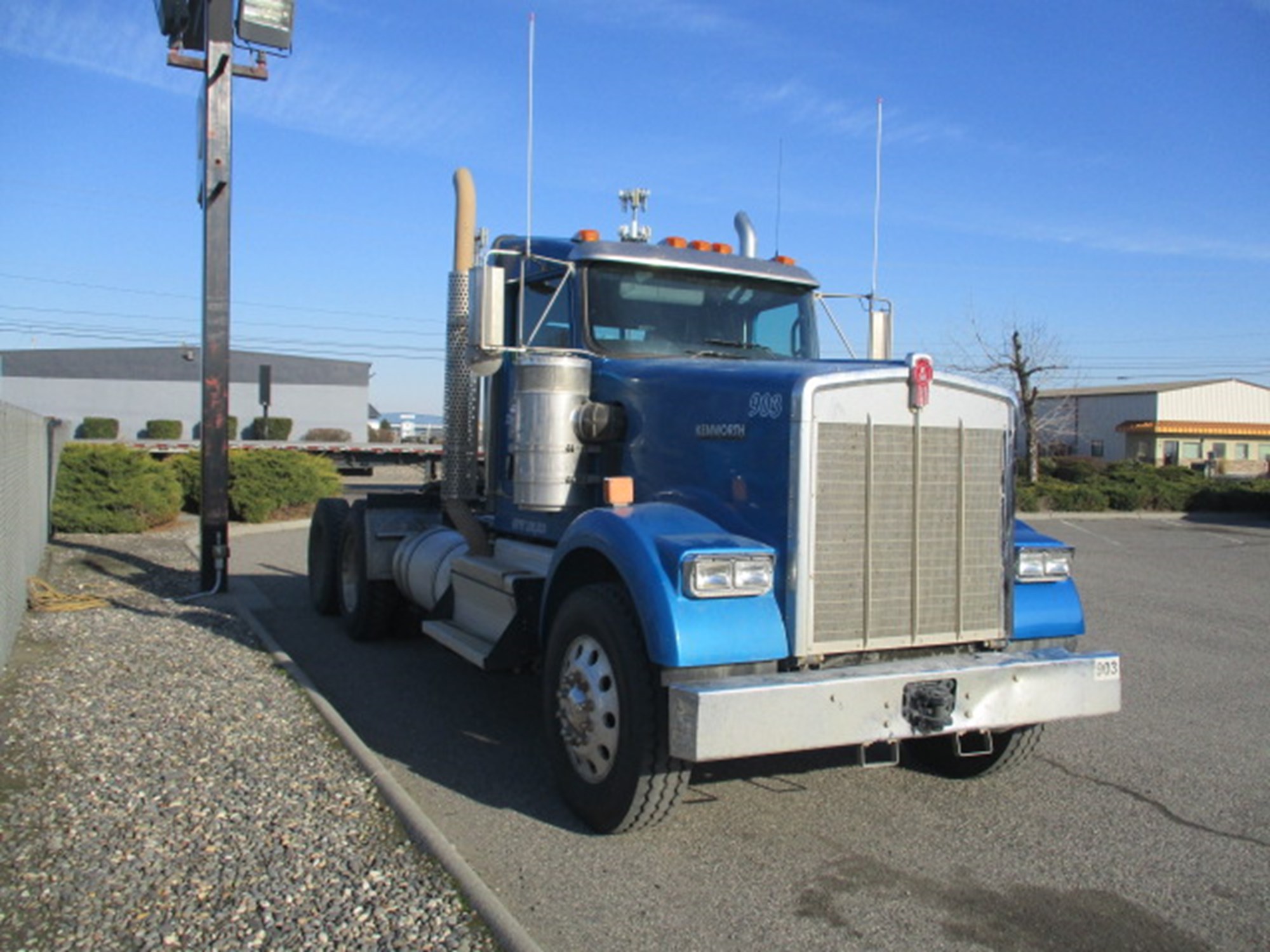 2023 Kenworth W900 - image 2 of 6