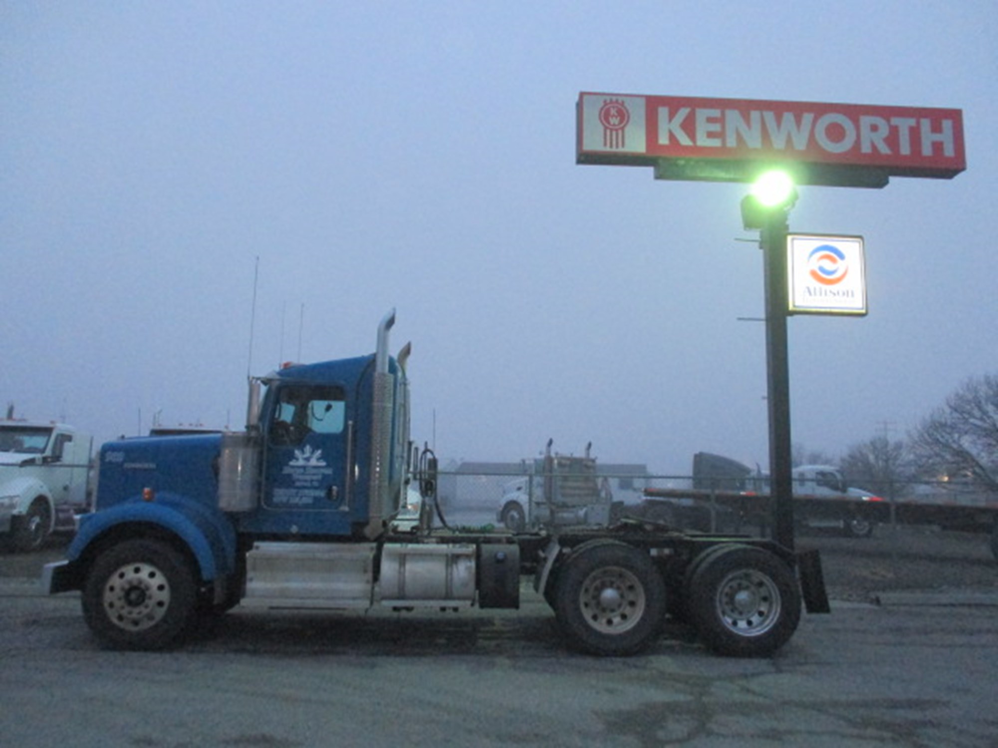 2023 Kenworth W900 - image 3 of 6