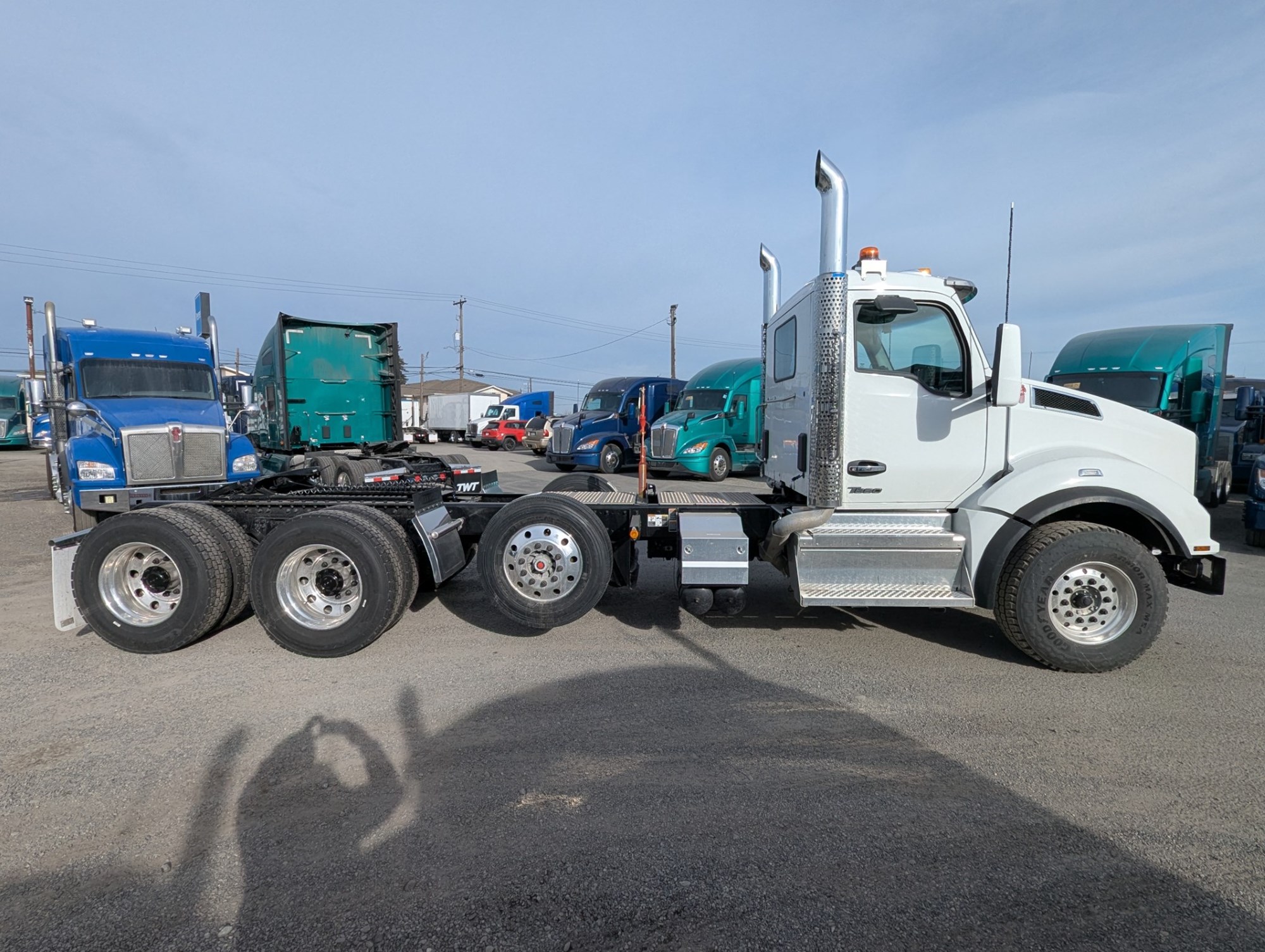 2025 Kenworth T880 - image 3 of 6