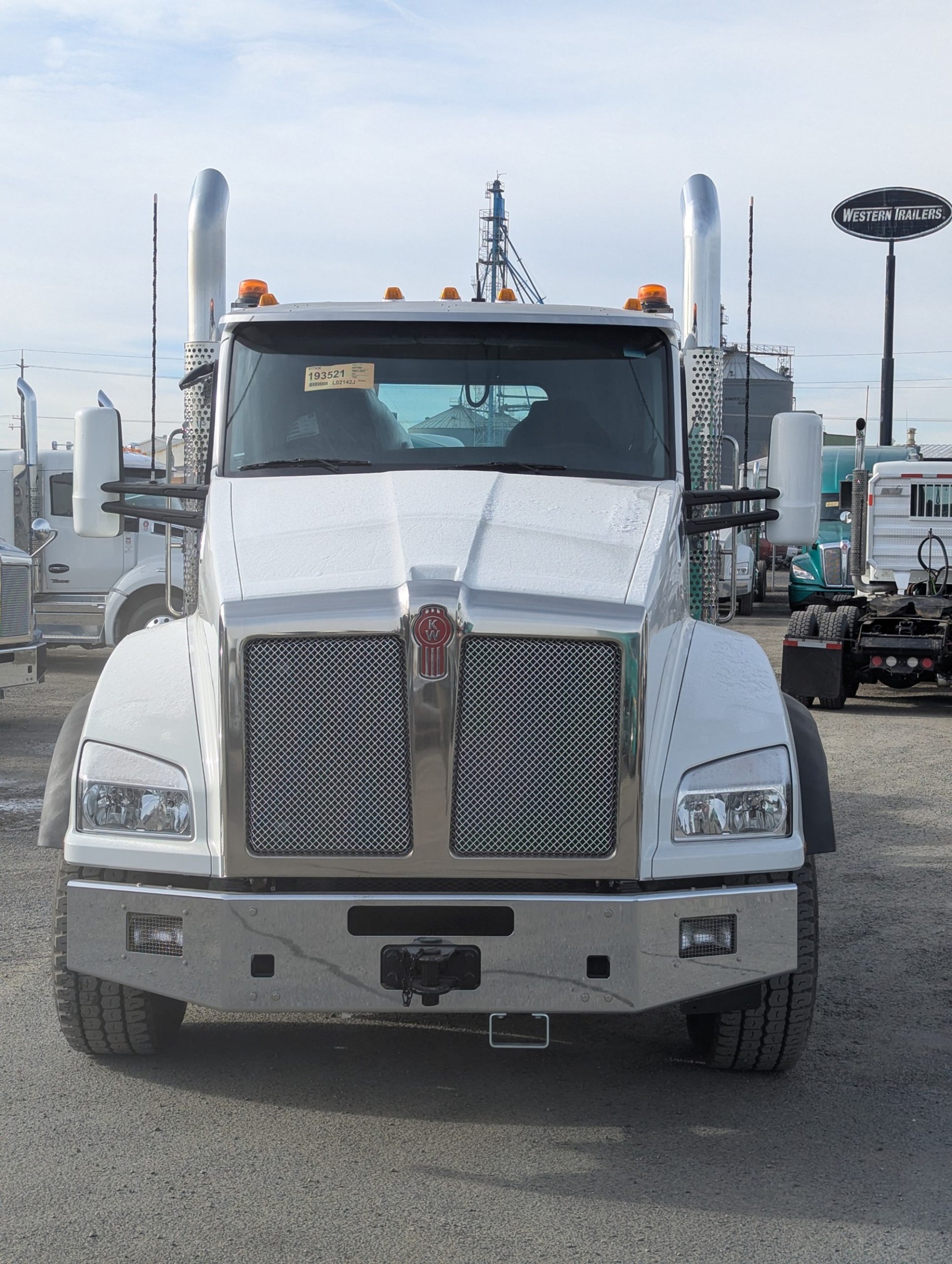 2025 Kenworth T880 - image 2 of 6