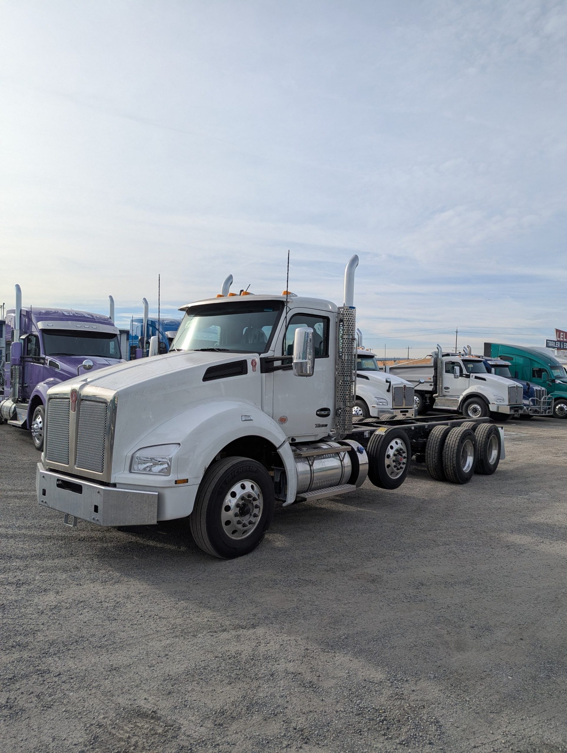 2025 Kenworth T880 - image 1 of 6