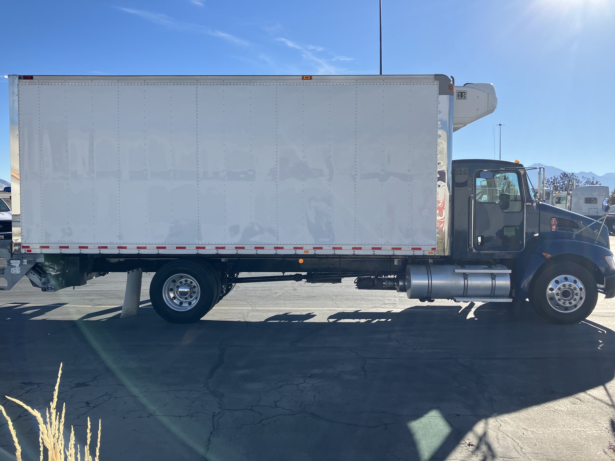 2018 Kenworth T370 - image 5 of 6