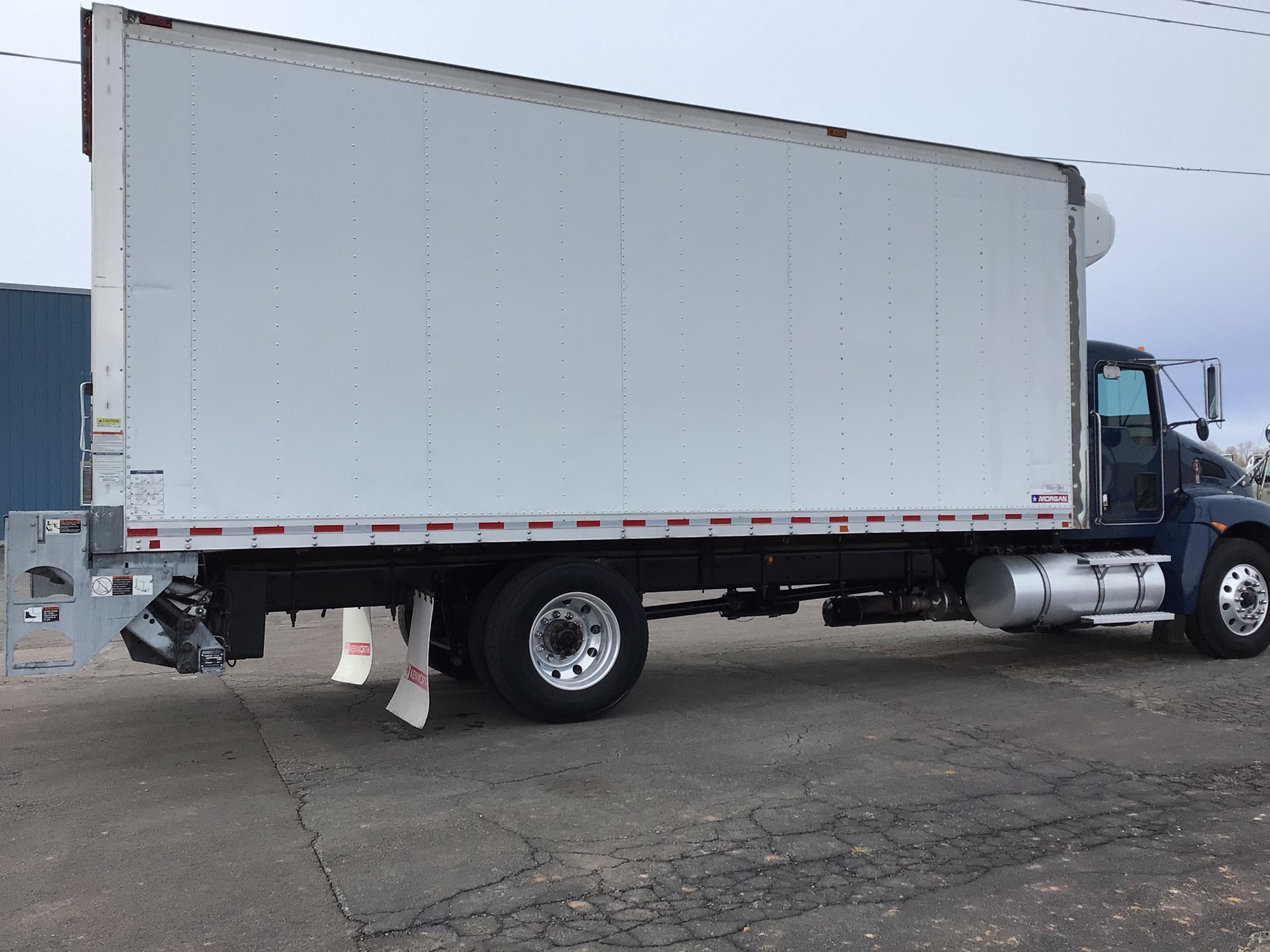 2018 Kenworth T370 - image 2 of 6