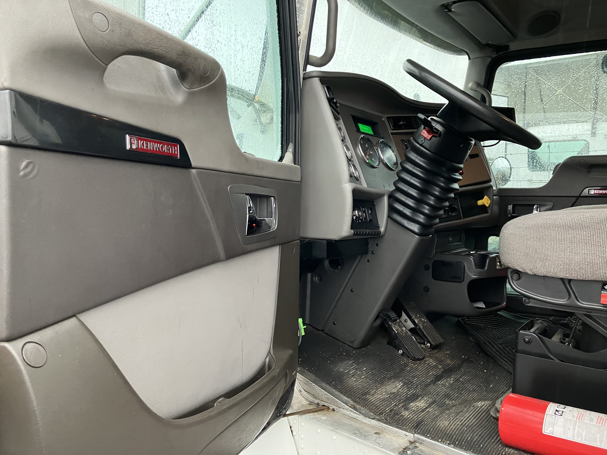 2018 Kenworth T270 - image 3 of 6