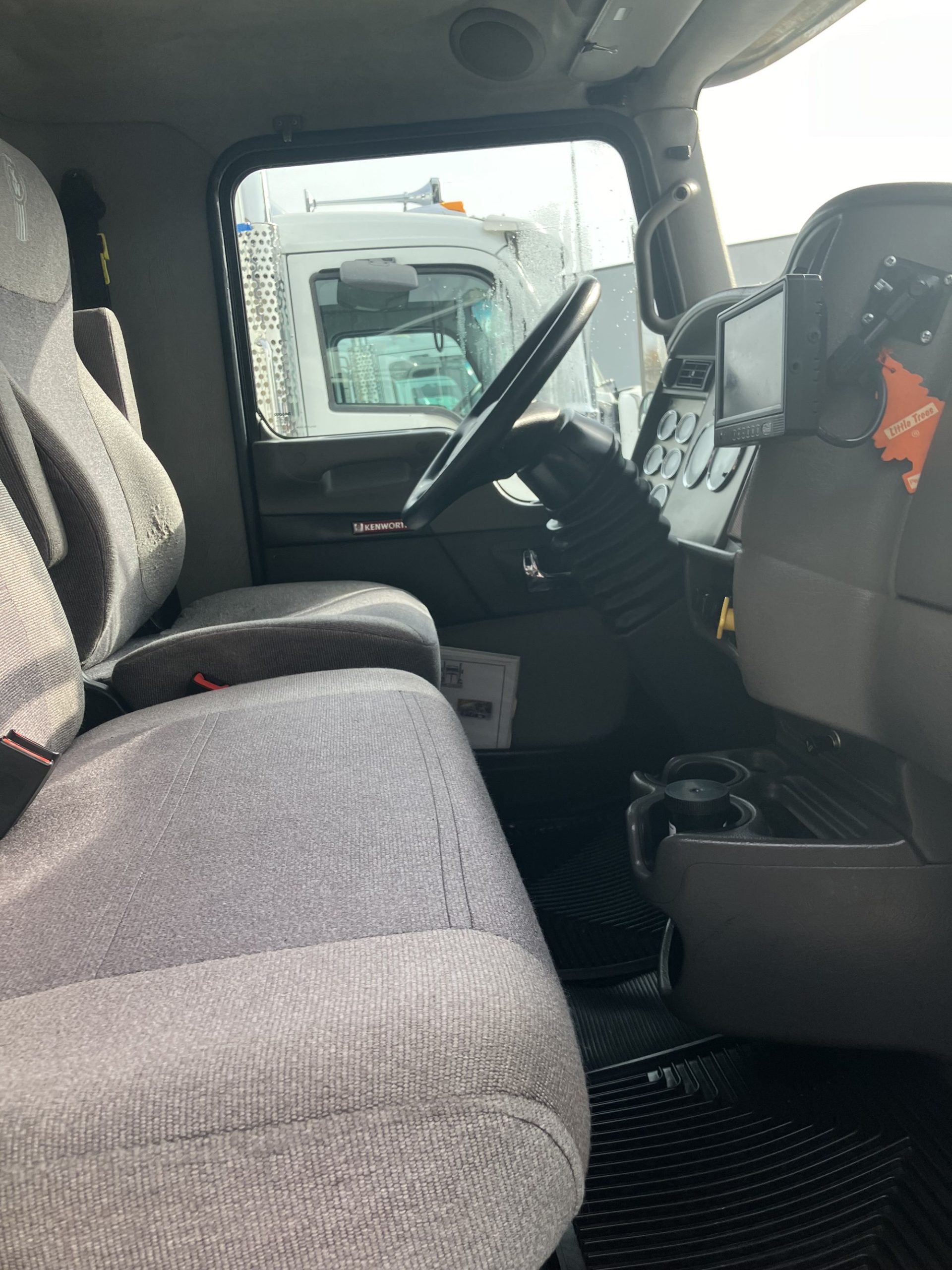 2018 Kenworth T270 - image 4 of 6