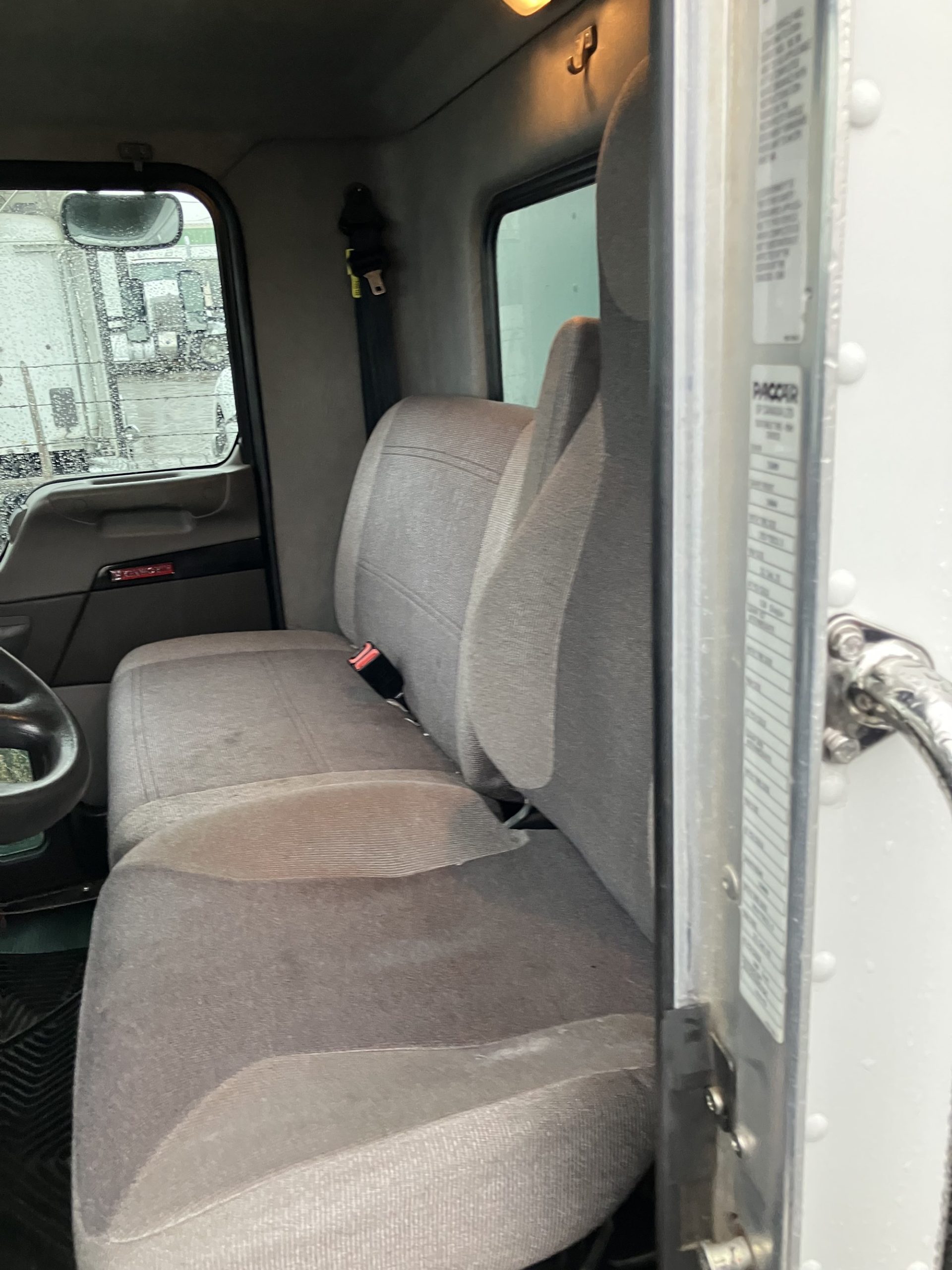 2018 Kenworth T270 - image 5 of 6