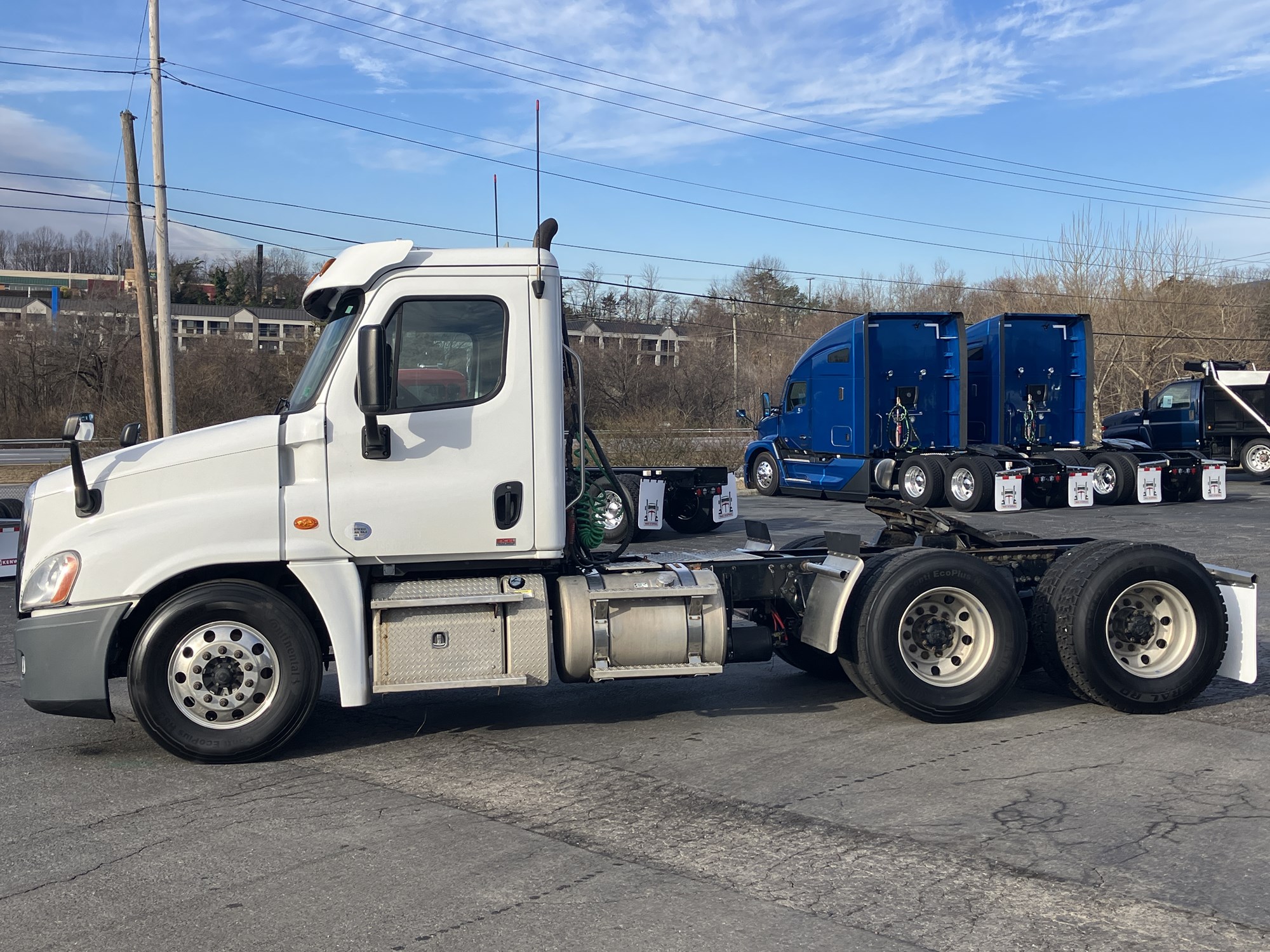 2019 Freightliner Cascadia - image 2 of 6