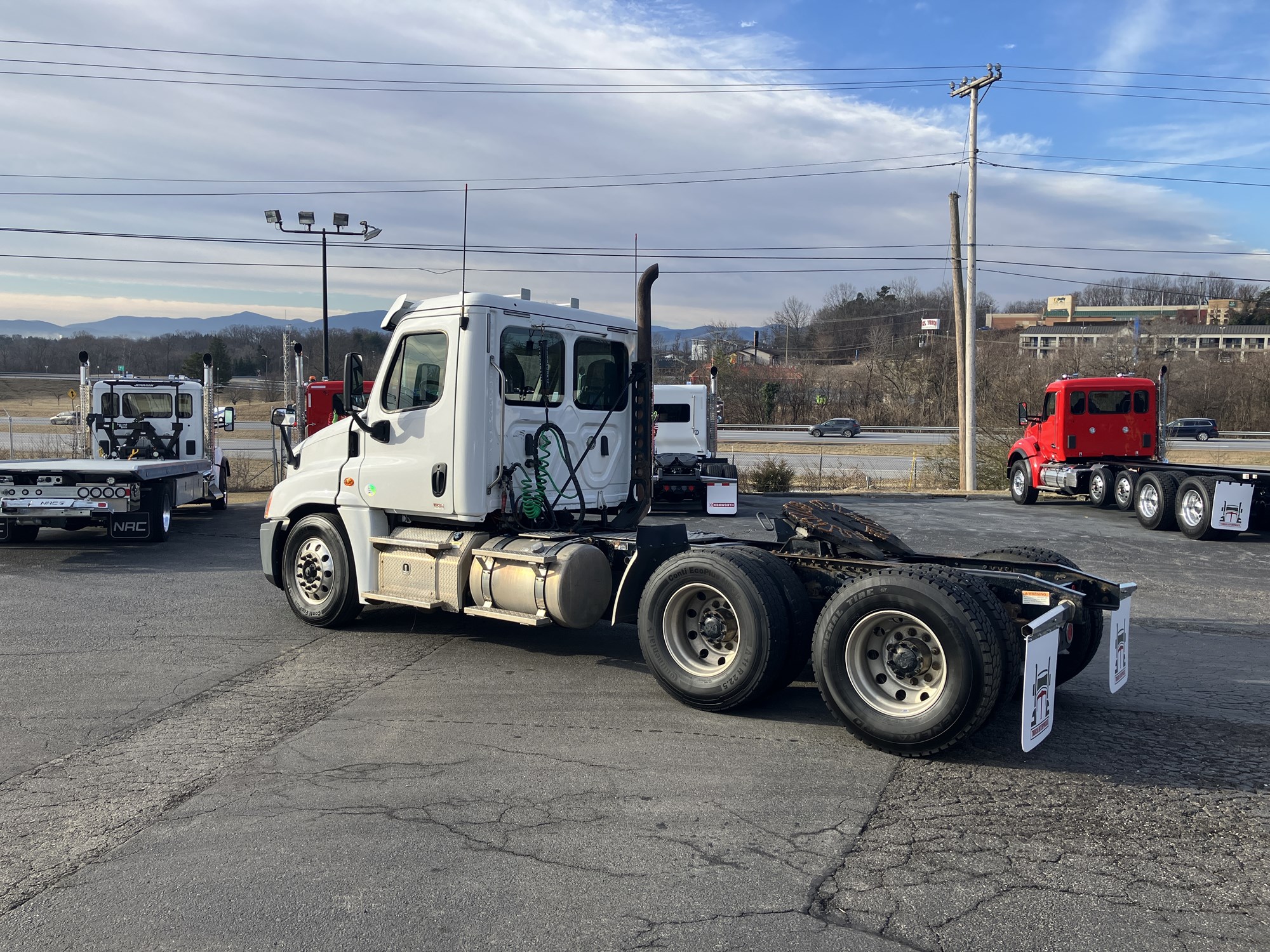 2019 Freightliner Cascadia - image 3 of 6