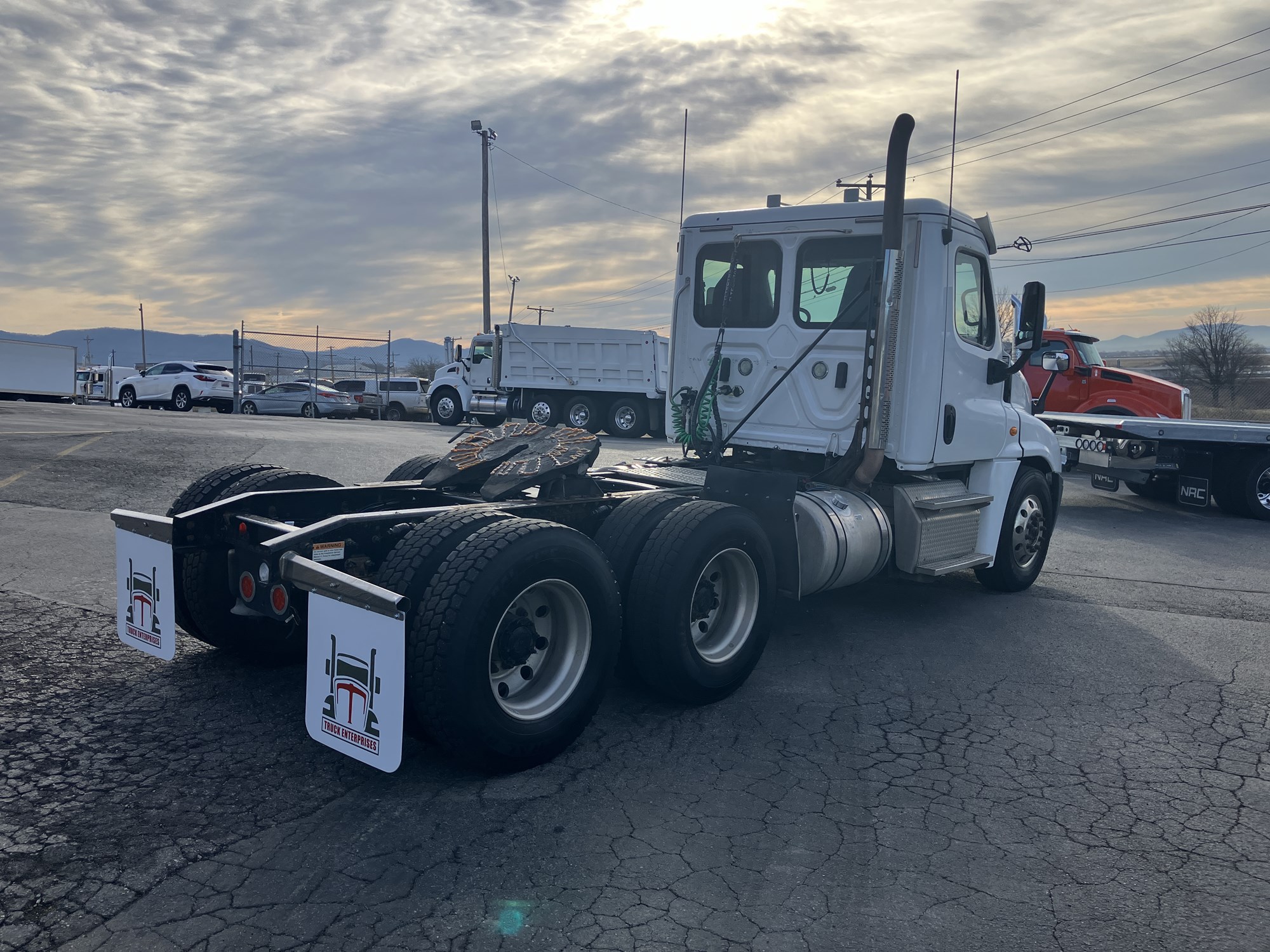 2019 Freightliner Cascadia - image 5 of 6