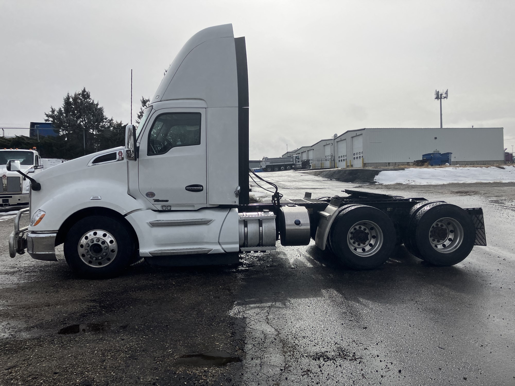 2019 Kenworth T680 - image 2 of 6