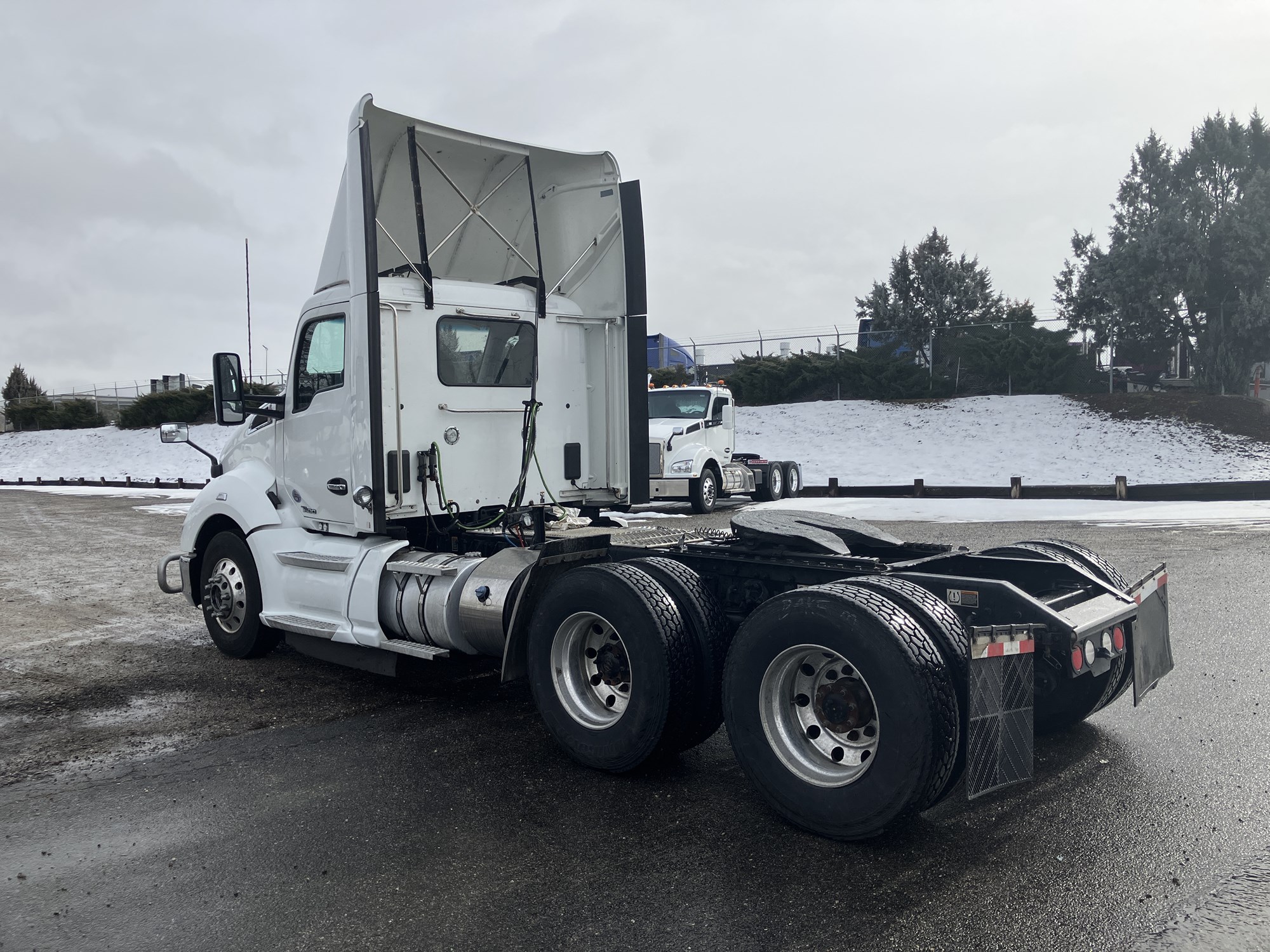 2019 Kenworth T680 - image 3 of 6