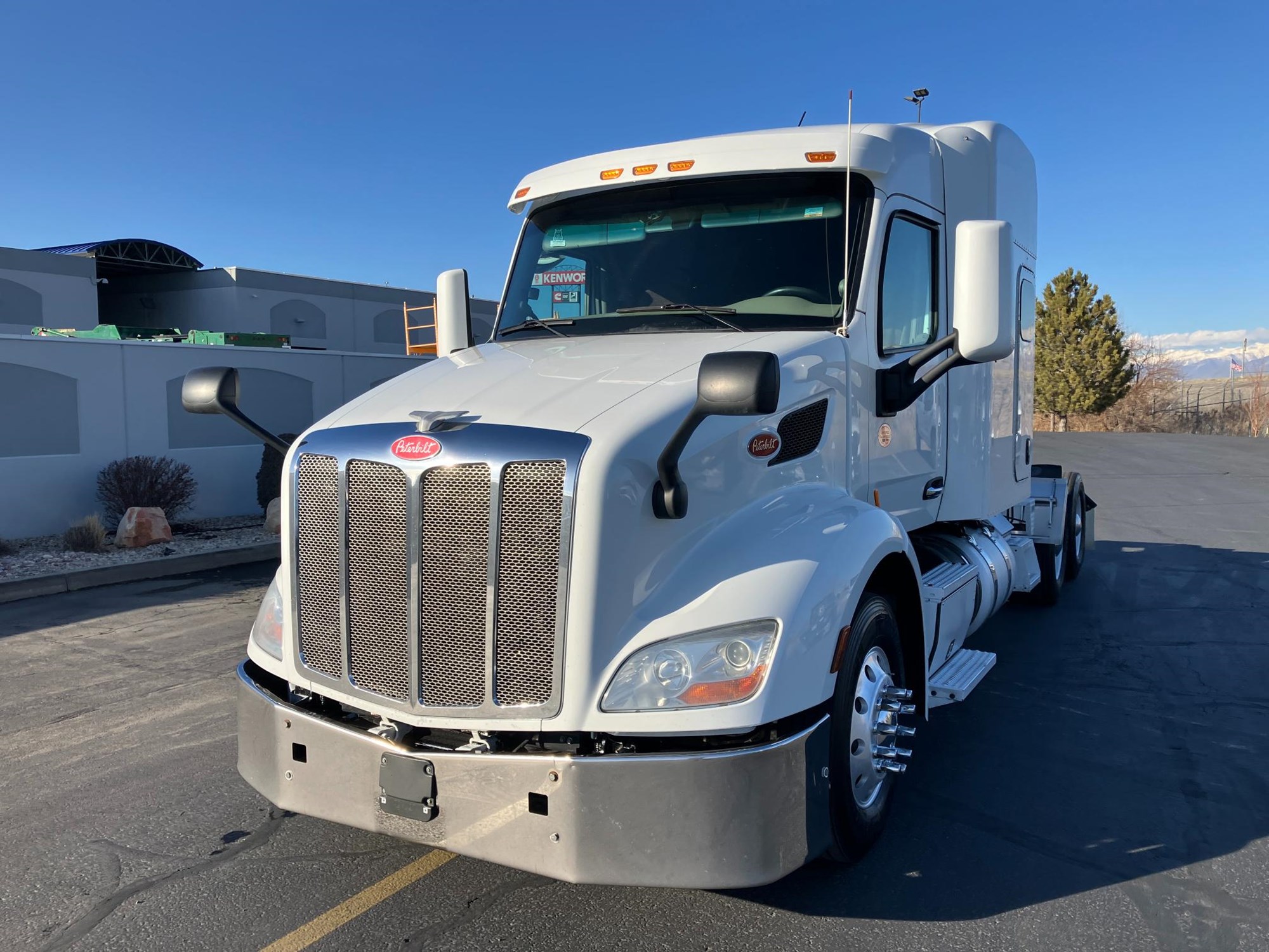 2020 Peterbilt 579 - image 2 of 6