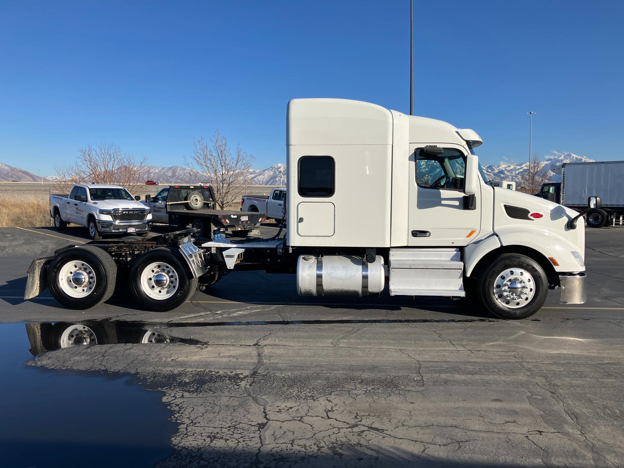 2020 Peterbilt 579 - image 4 of 6