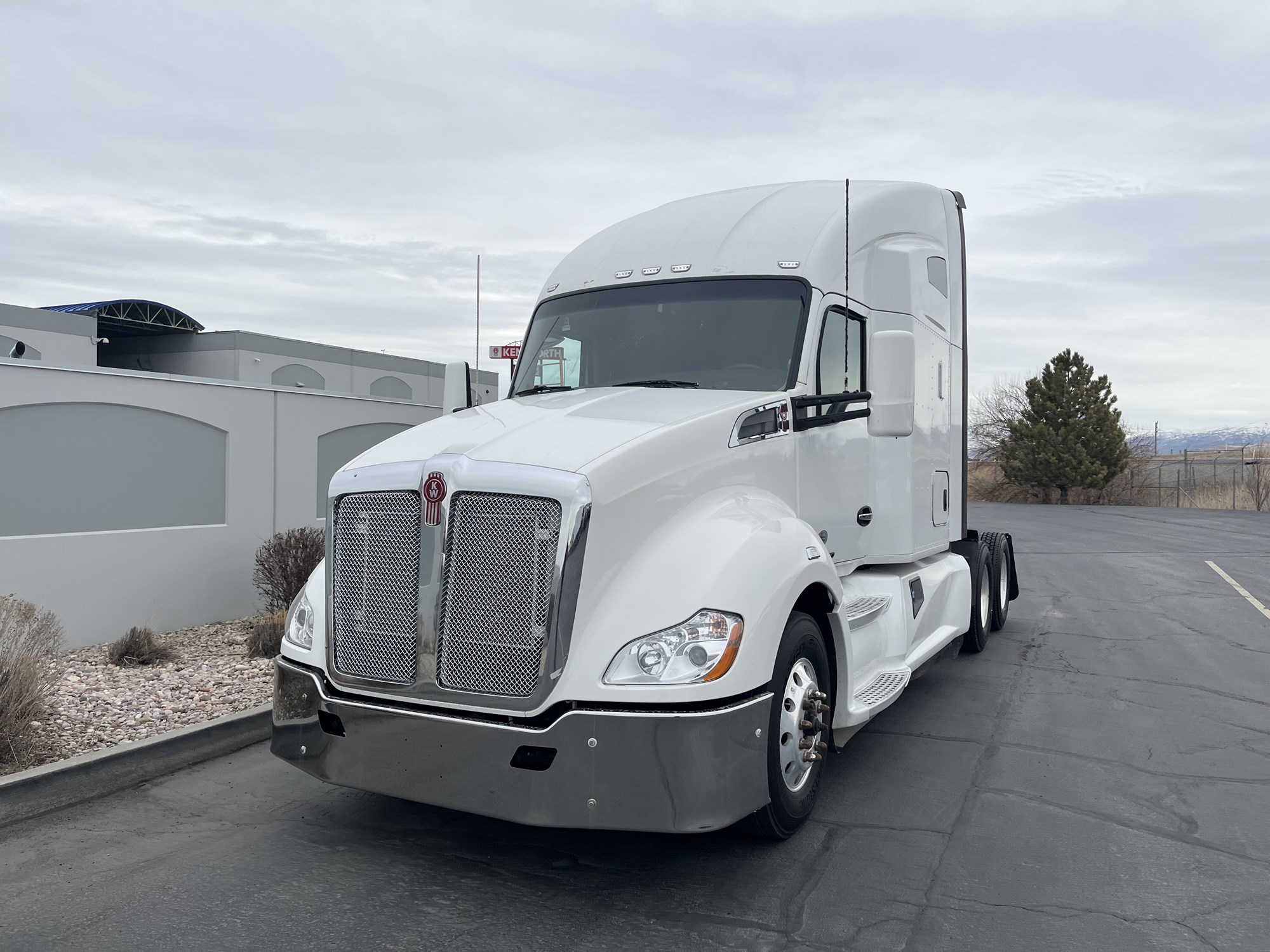 2020 Kenworth T680 - image 2 of 6