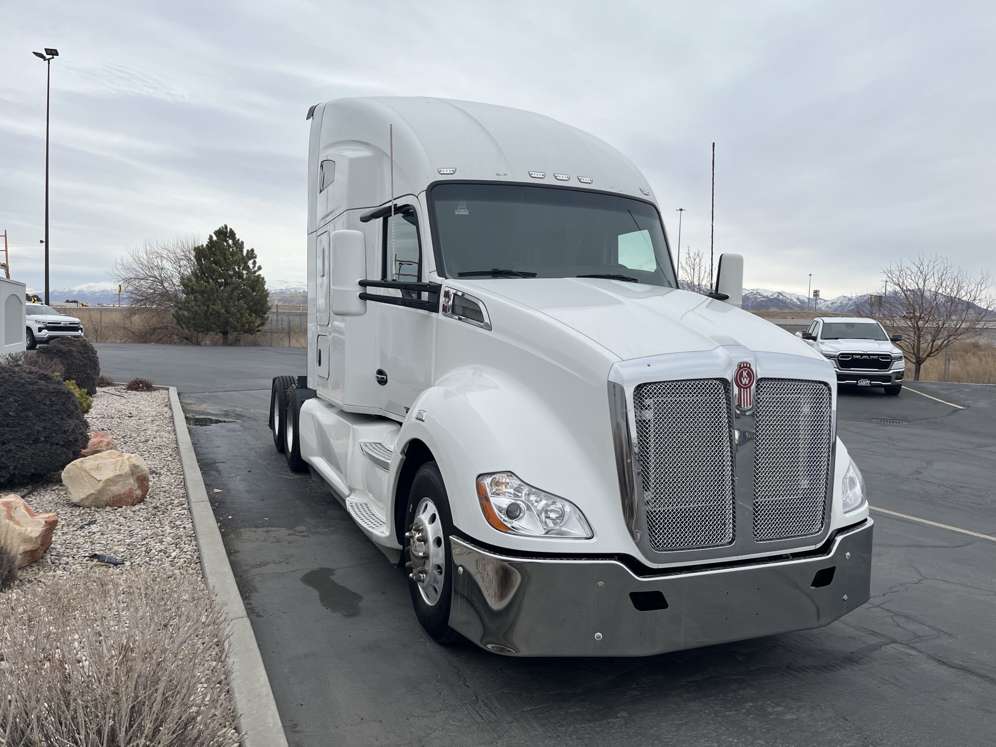 2020 Kenworth T680 - image 3 of 6