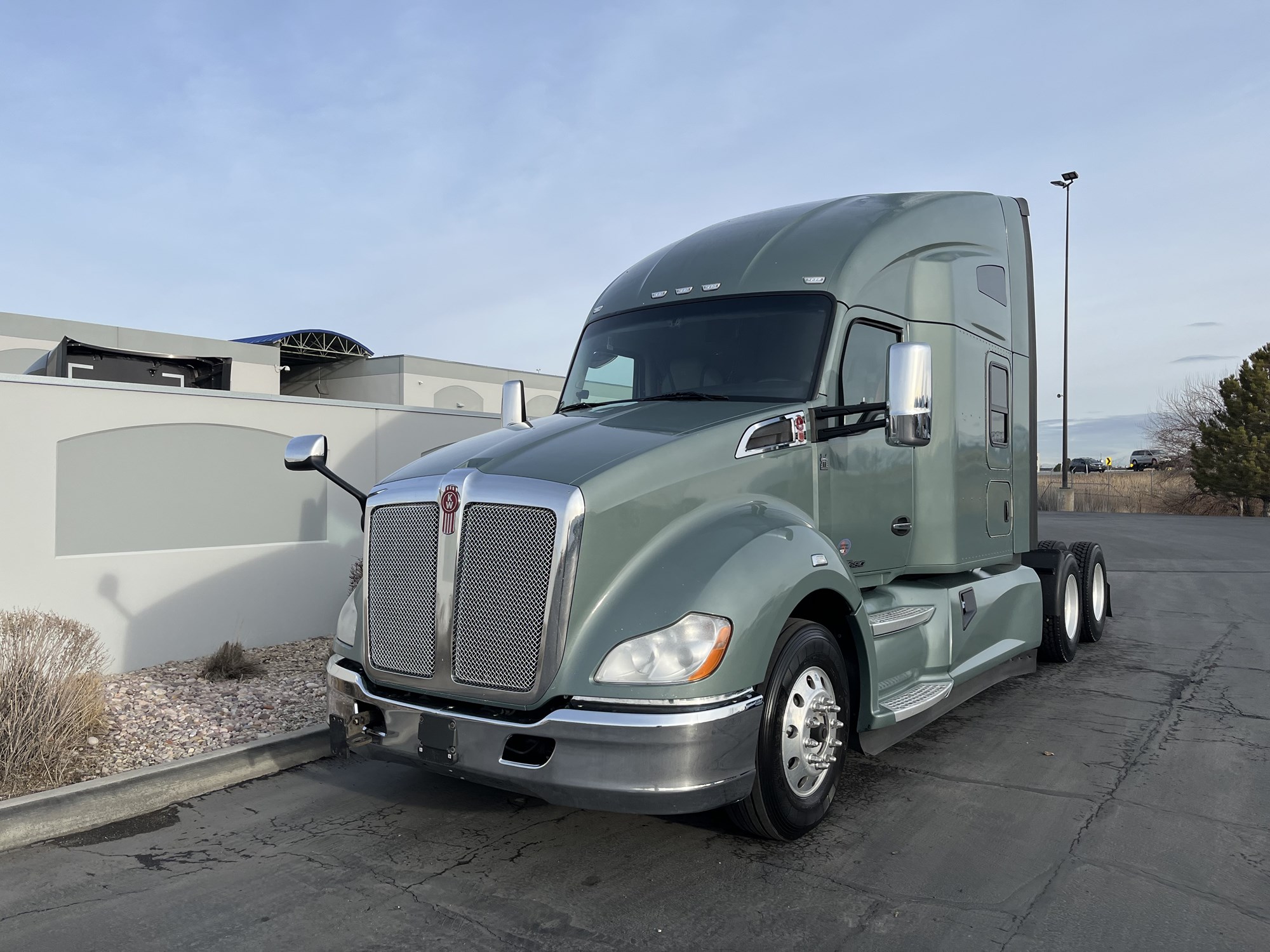 2020 Kenworth T680 - image 2 of 6