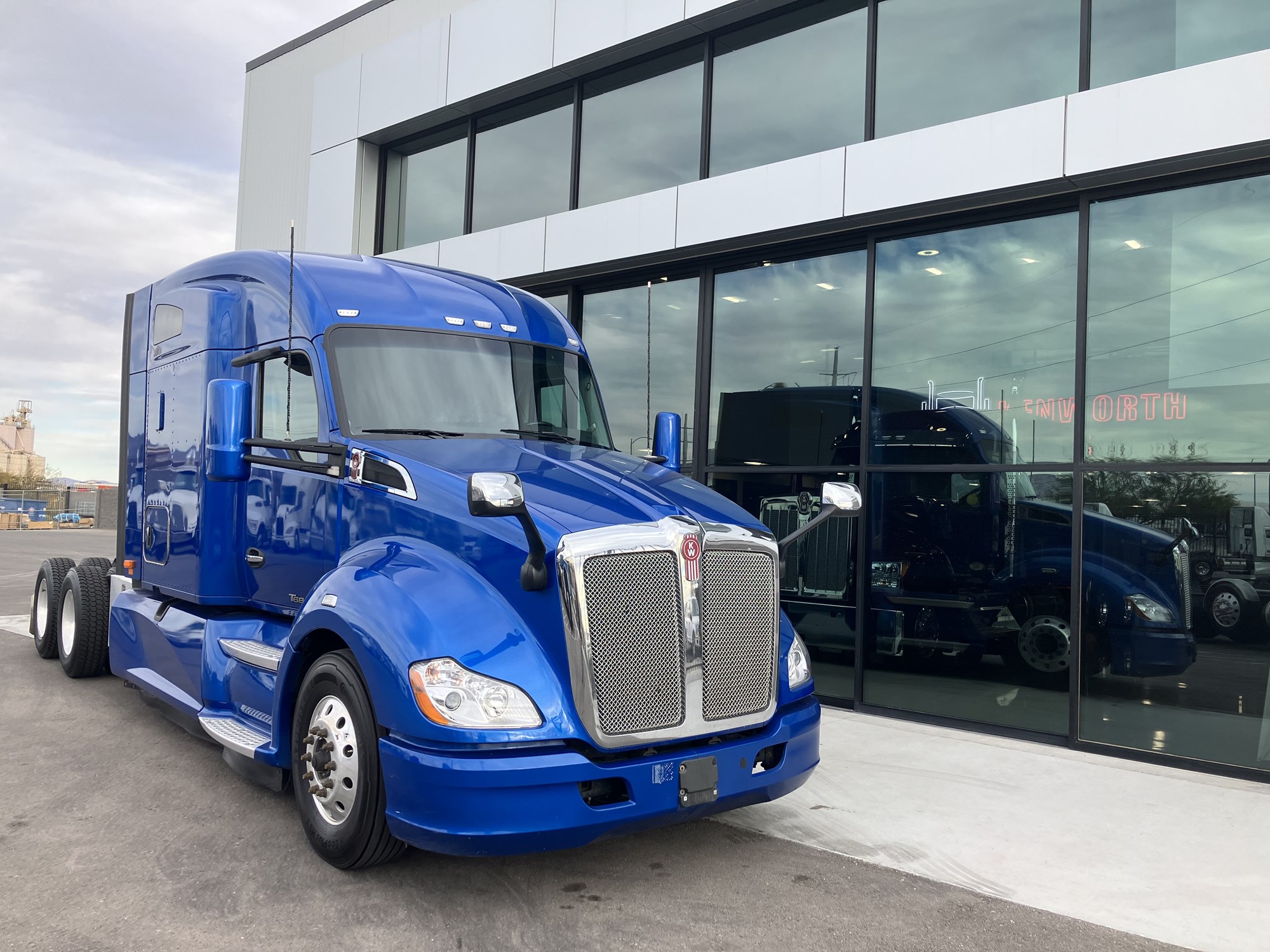 2020 Kenworth T680 - image 1 of 6