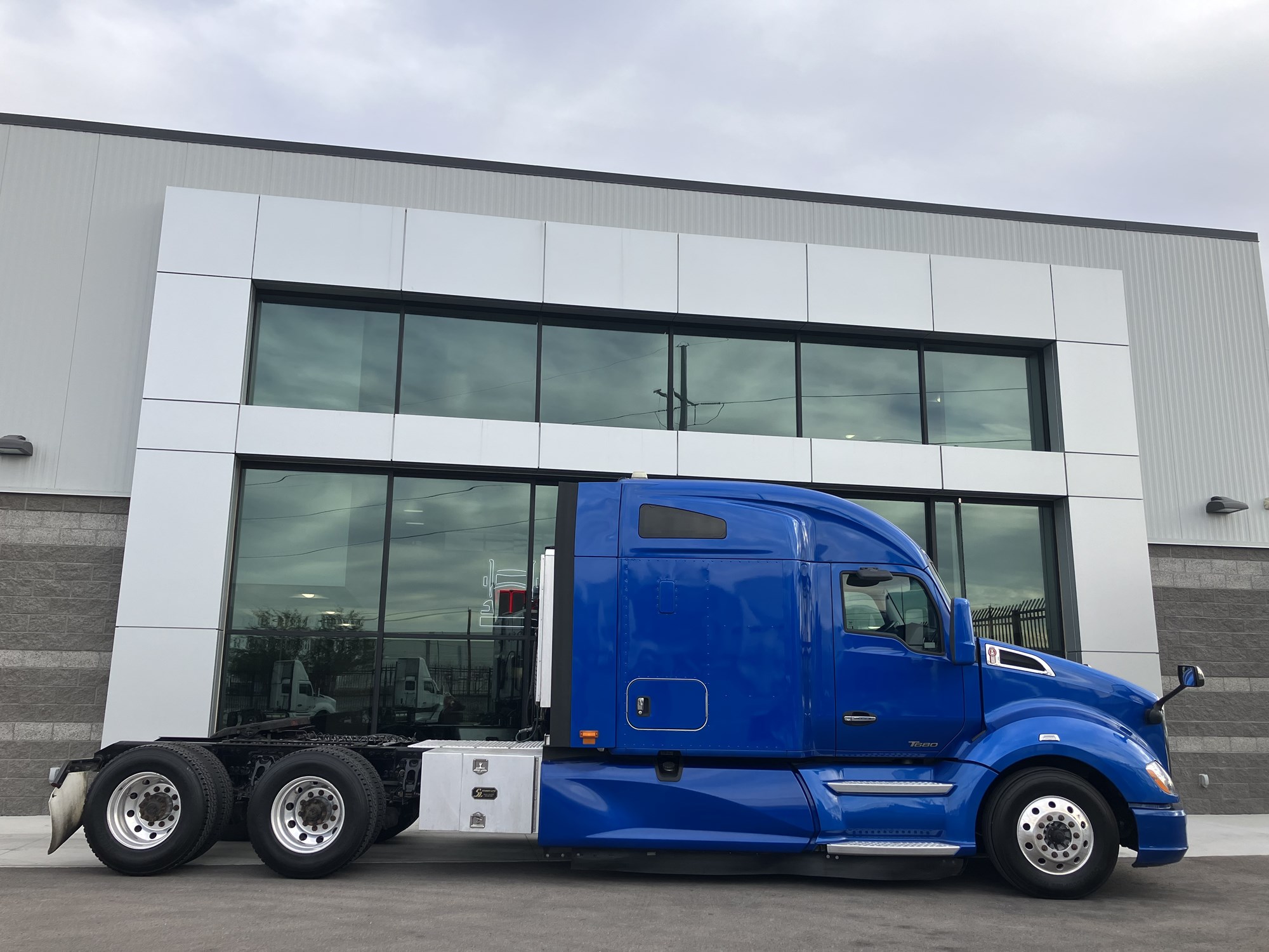 2020 Kenworth T680 - image 2 of 6