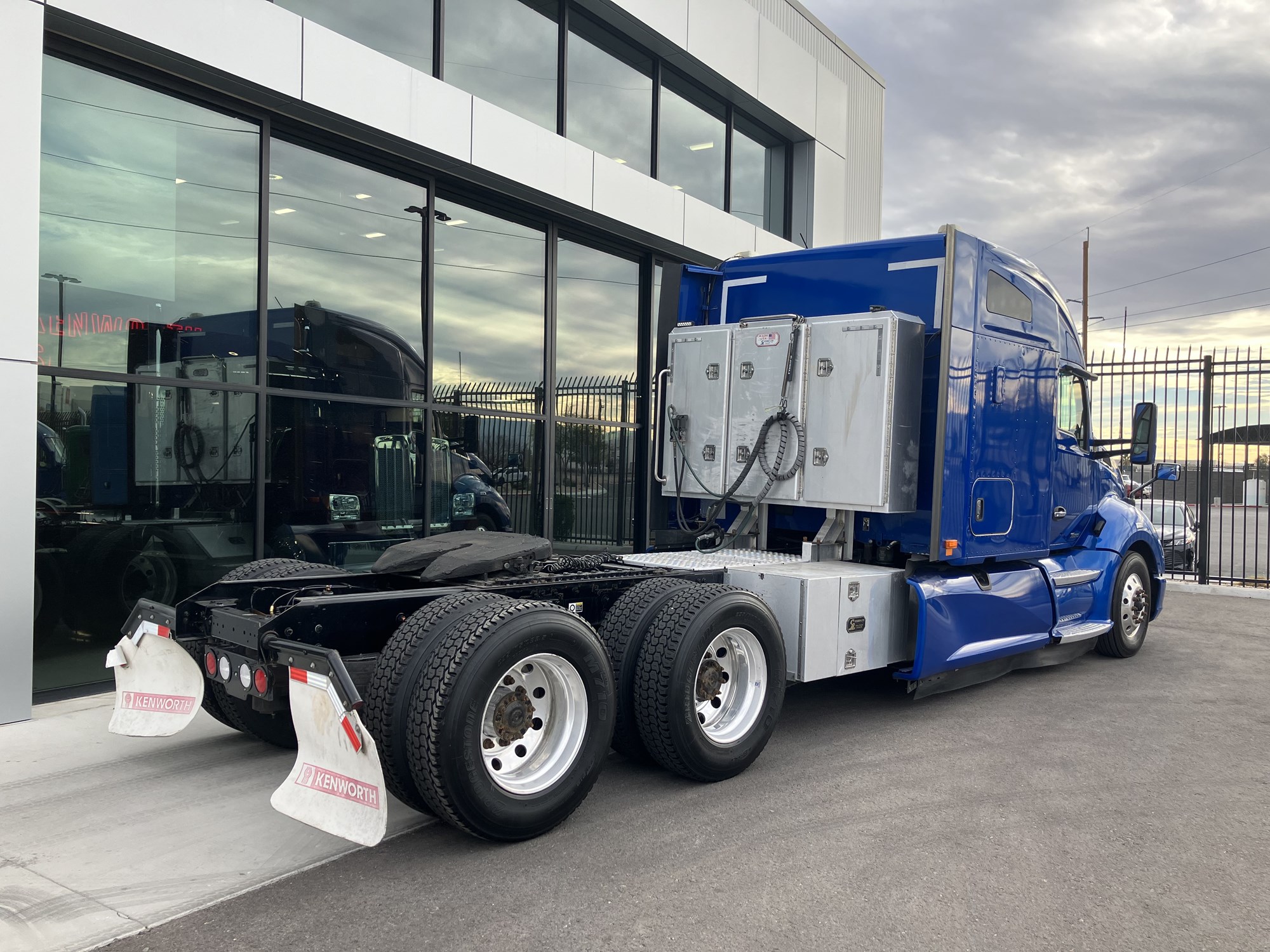 2020 Kenworth T680 - image 4 of 6