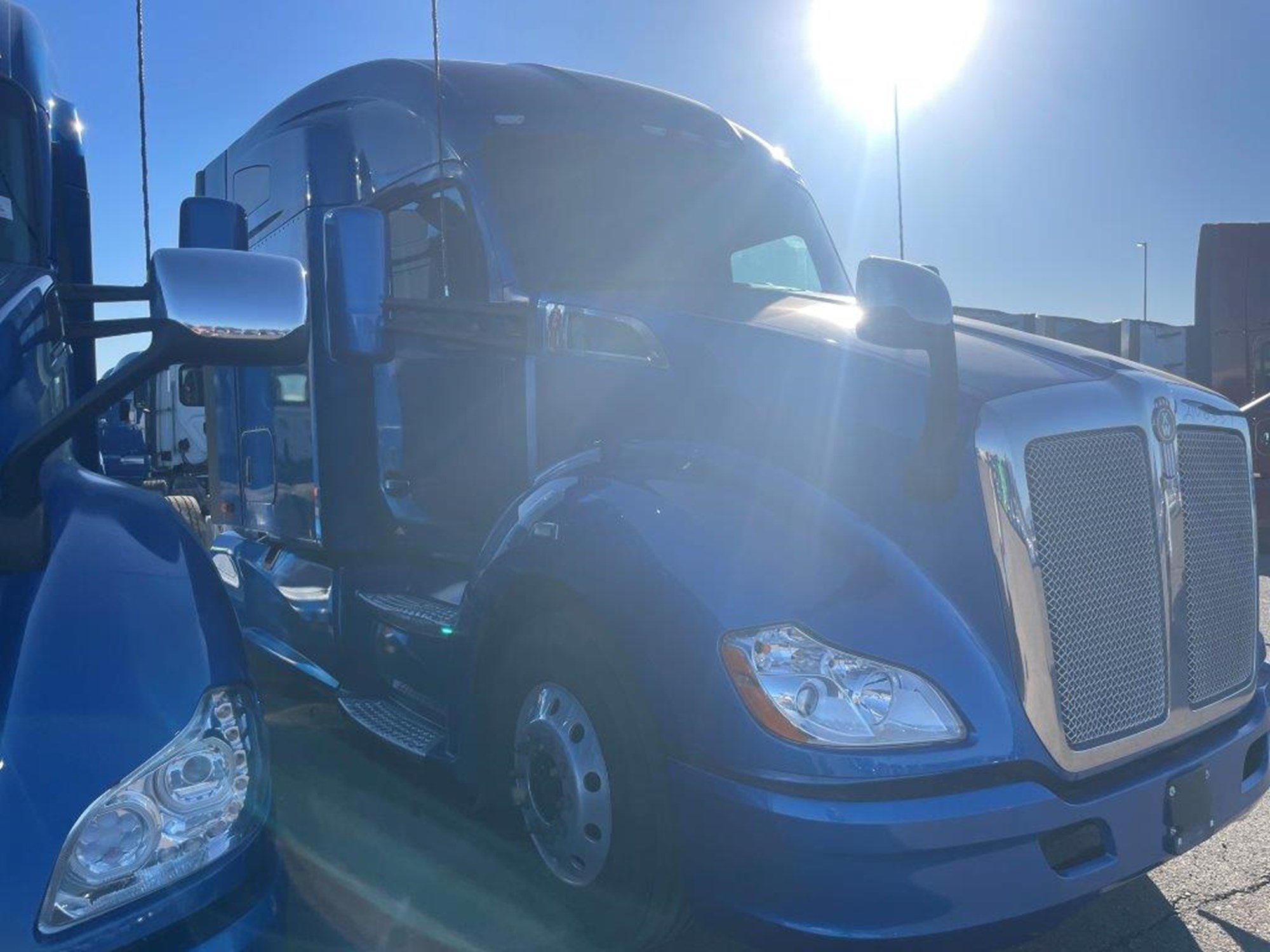 2020 Kenworth T680 - image 4 of 6