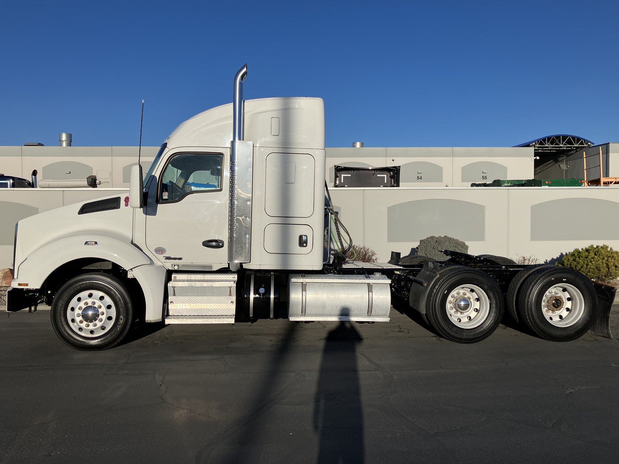 2021 Kenworth T880 - image 1 of 6