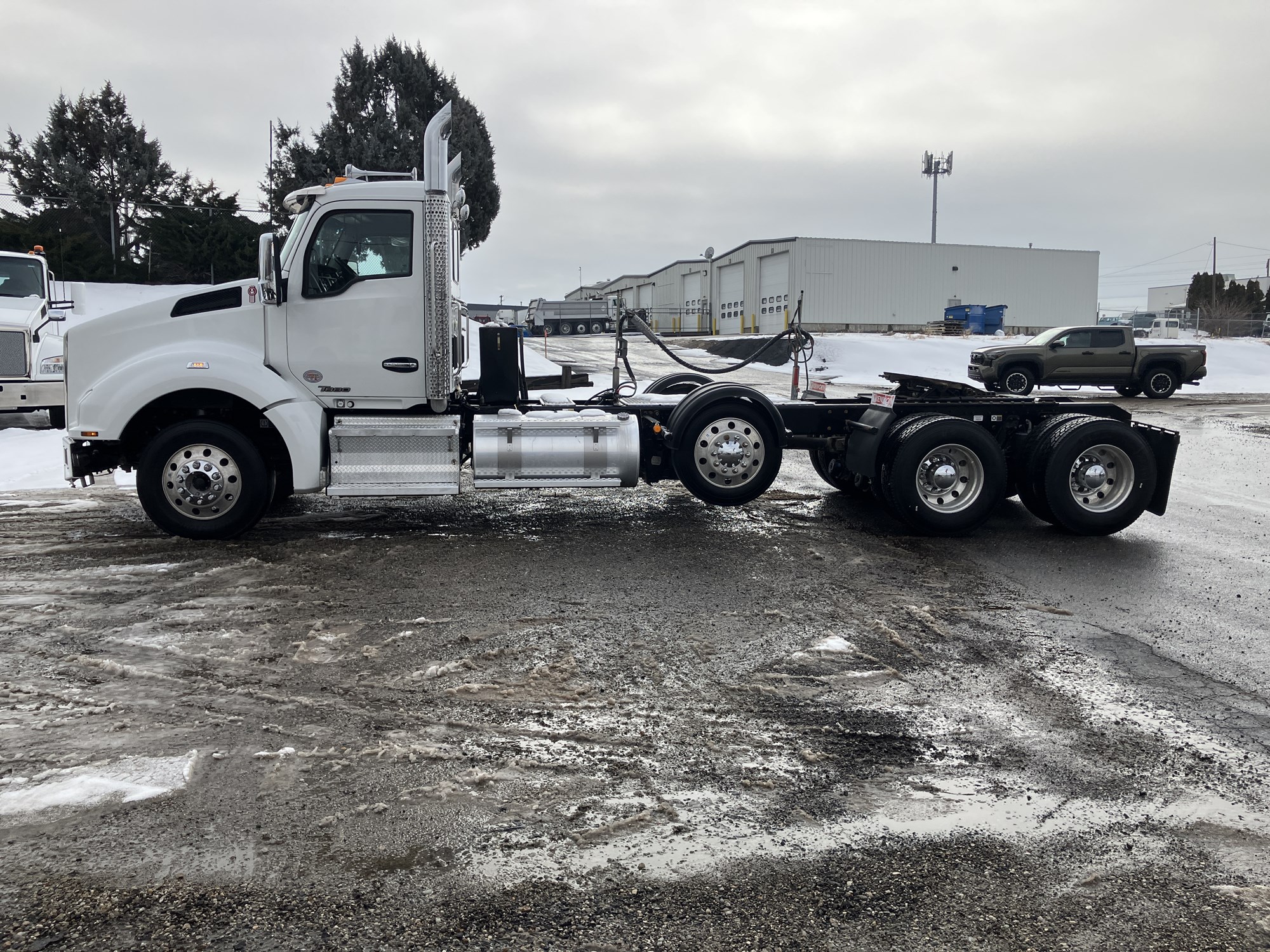 2021 Kenworth T880 - image 2 of 6