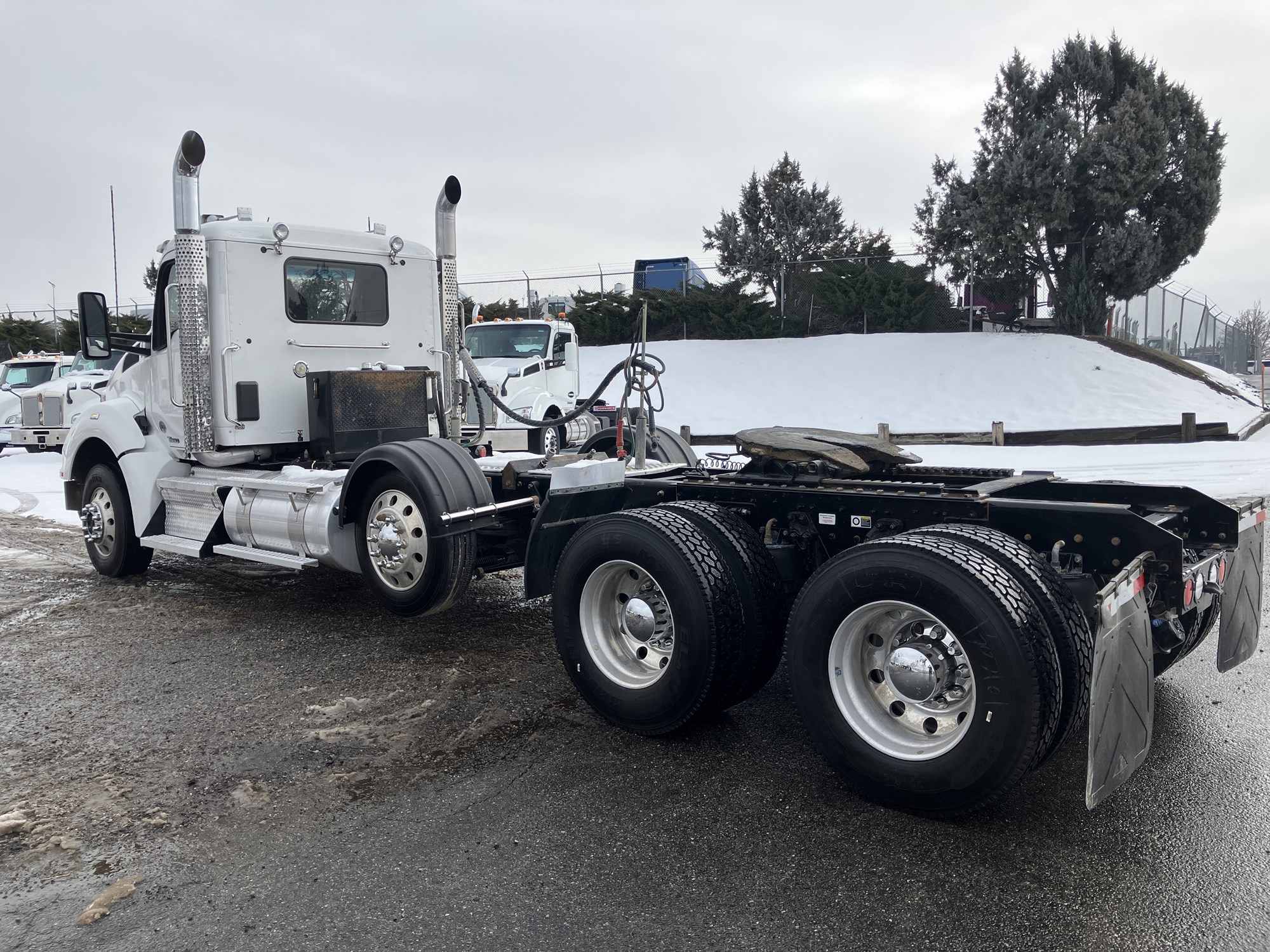 2021 Kenworth T880 - image 3 of 6