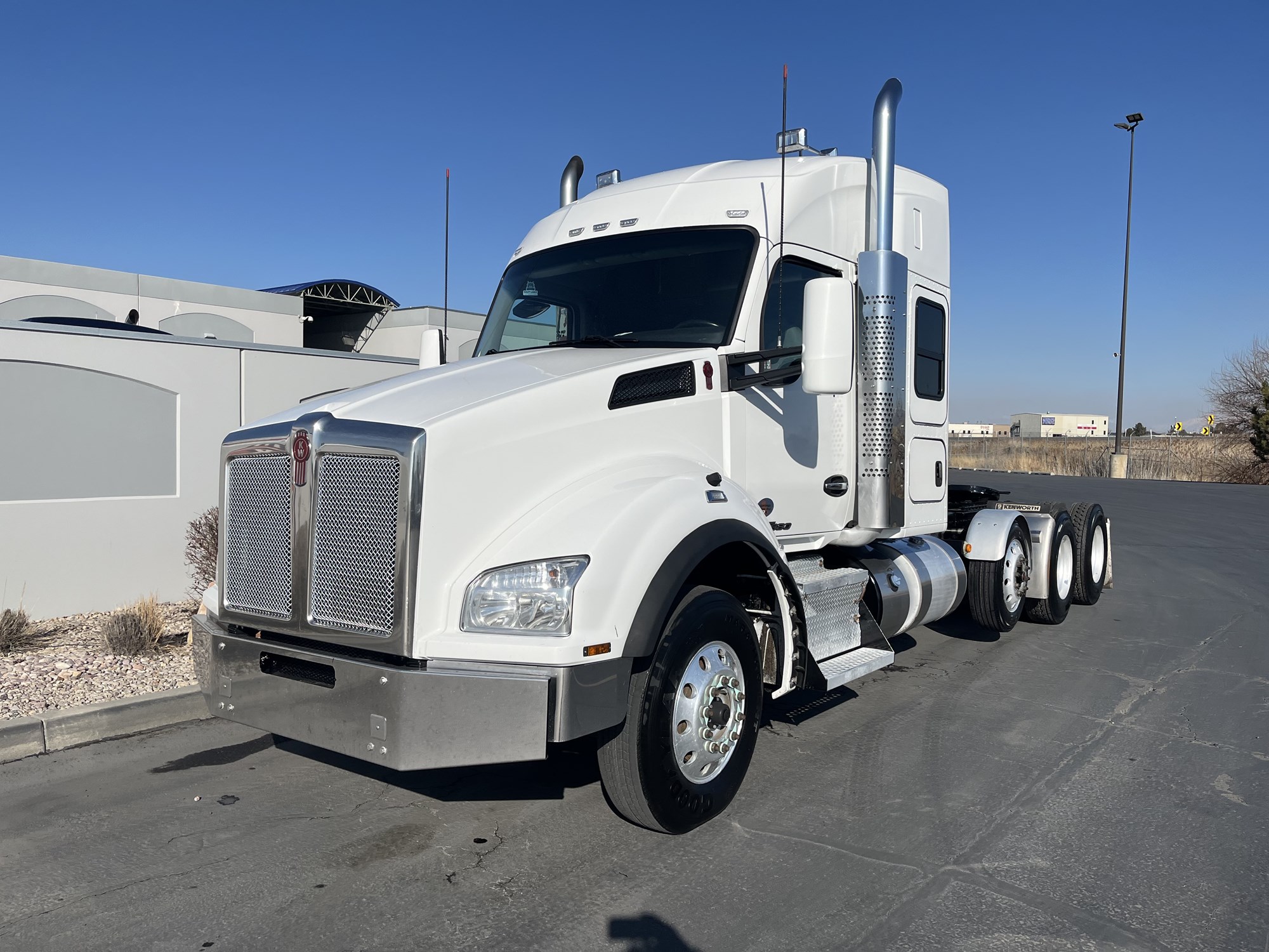 2020 Kenworth T880 - image 2 of 6