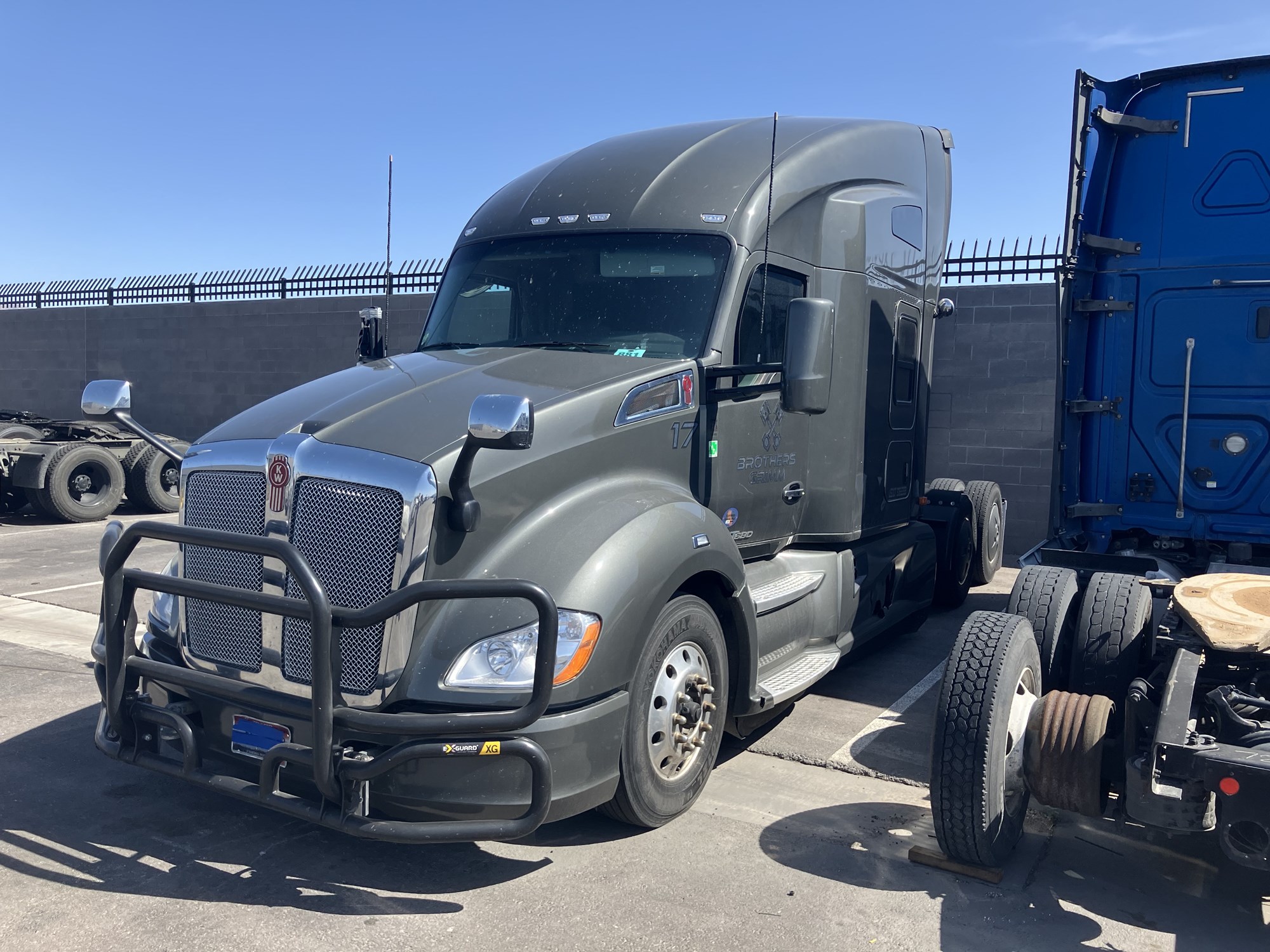 2021 Kenworth T880 - image 2 of 5