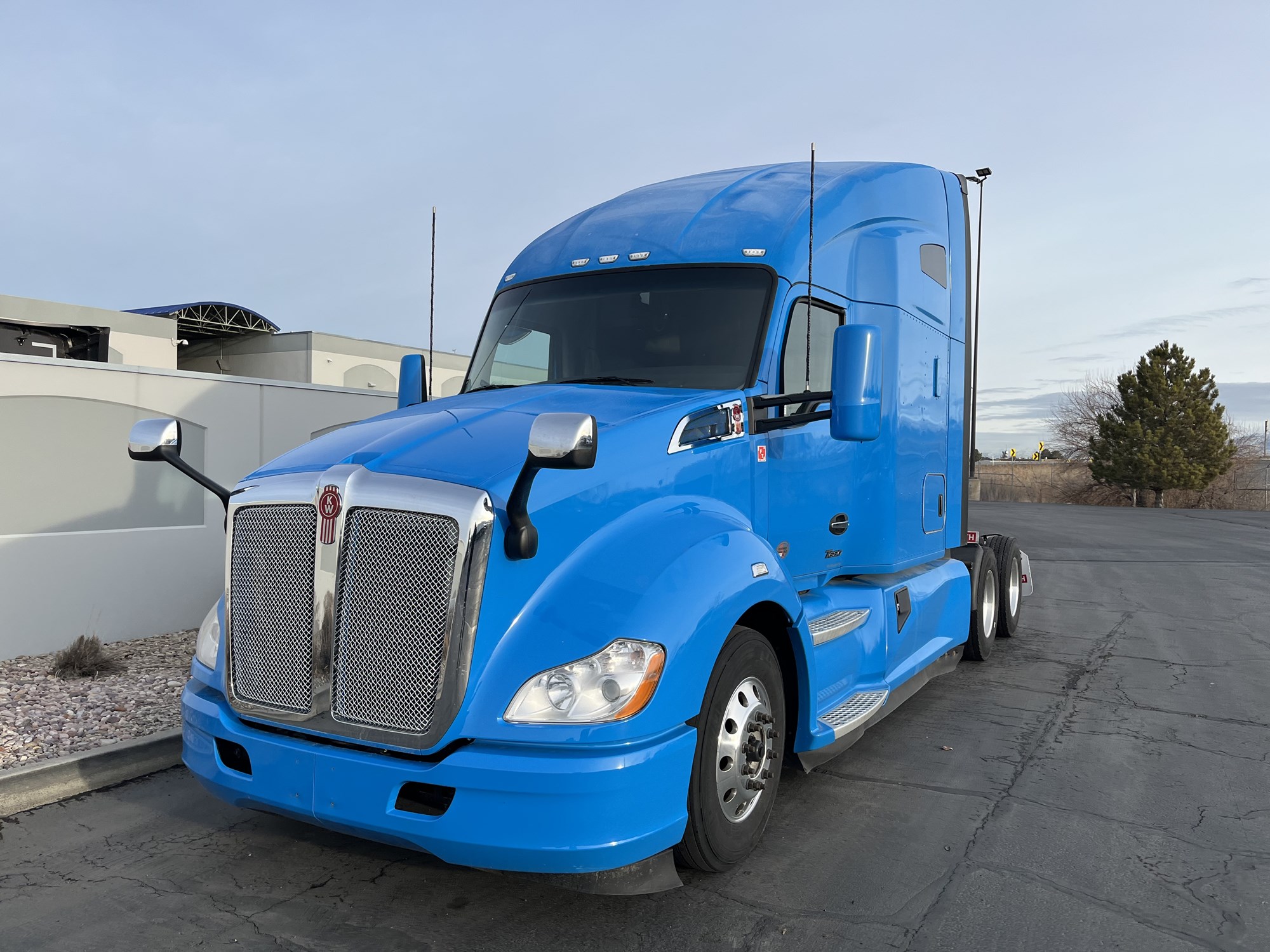 2022 Kenworth T680 - image 2 of 6