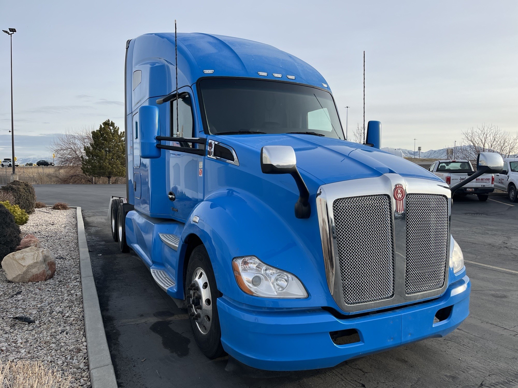 2022 Kenworth T680 - image 3 of 6