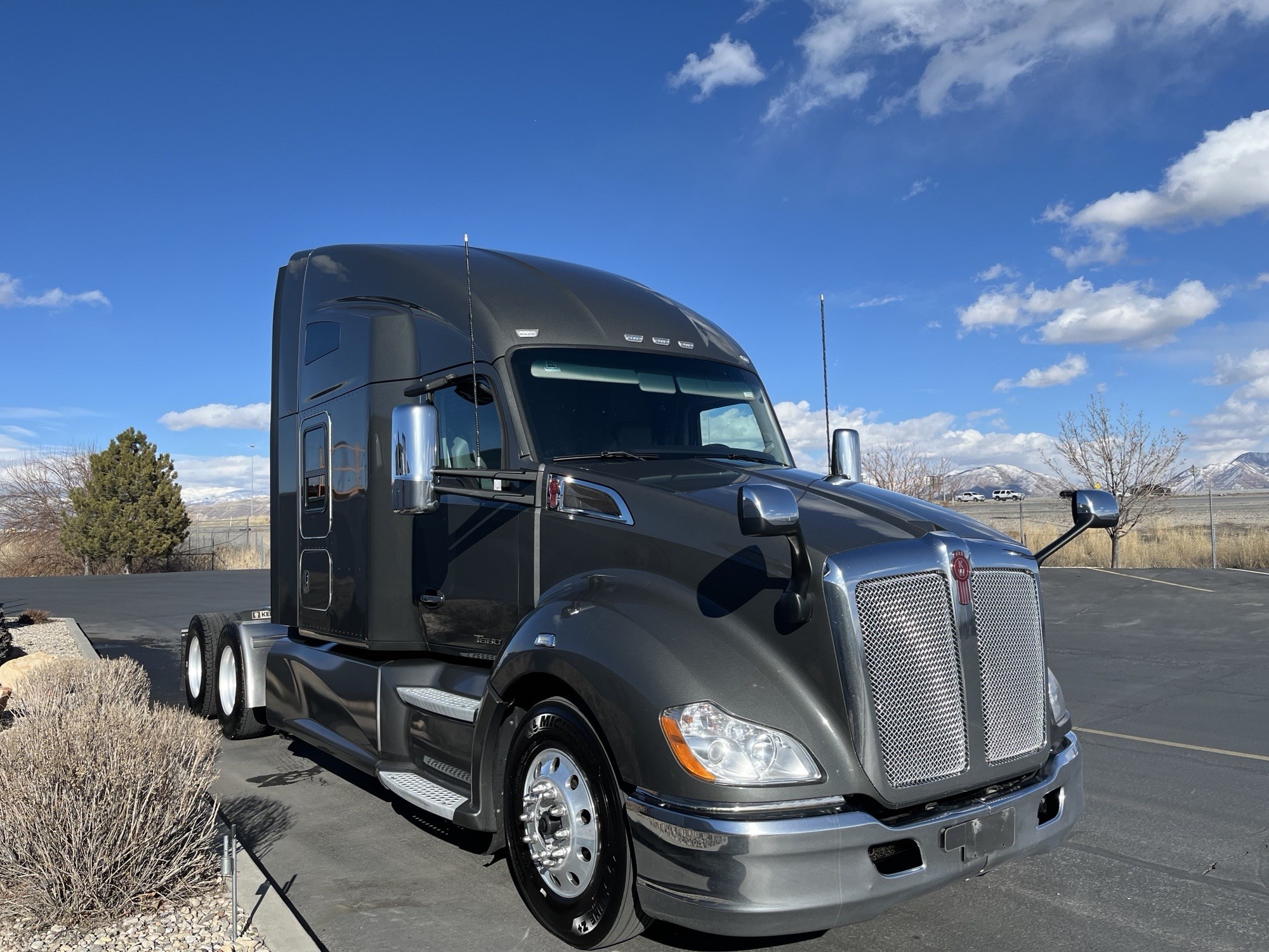 2022 Kenworth T680 - image 3 of 6