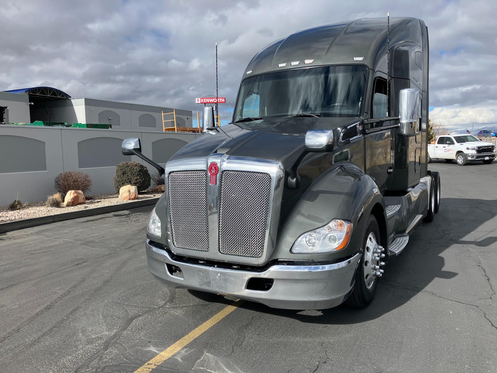 2022 Kenworth T680 - image 2 of 6