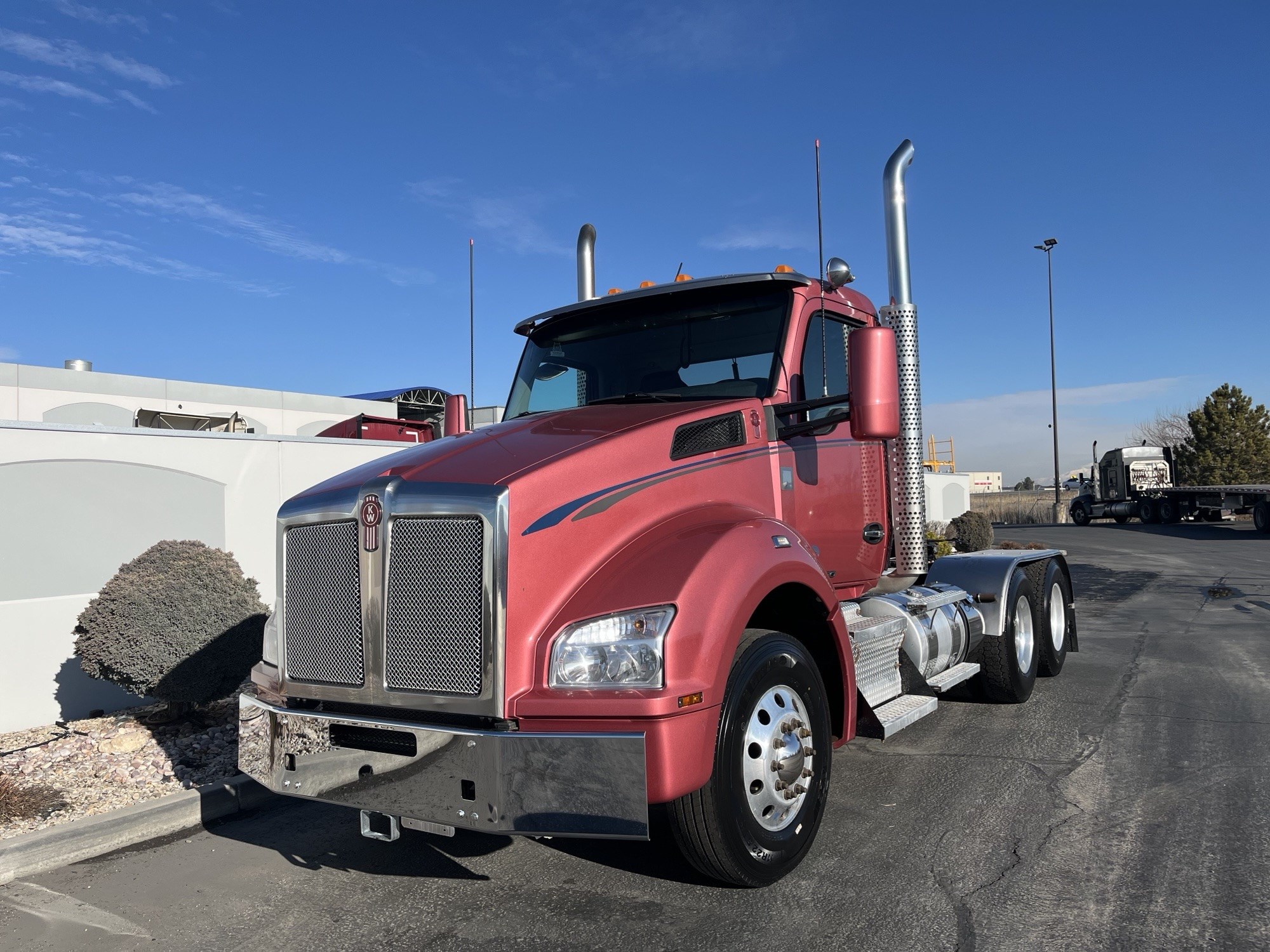 2022 Kenworth T880 - image 2 of 6