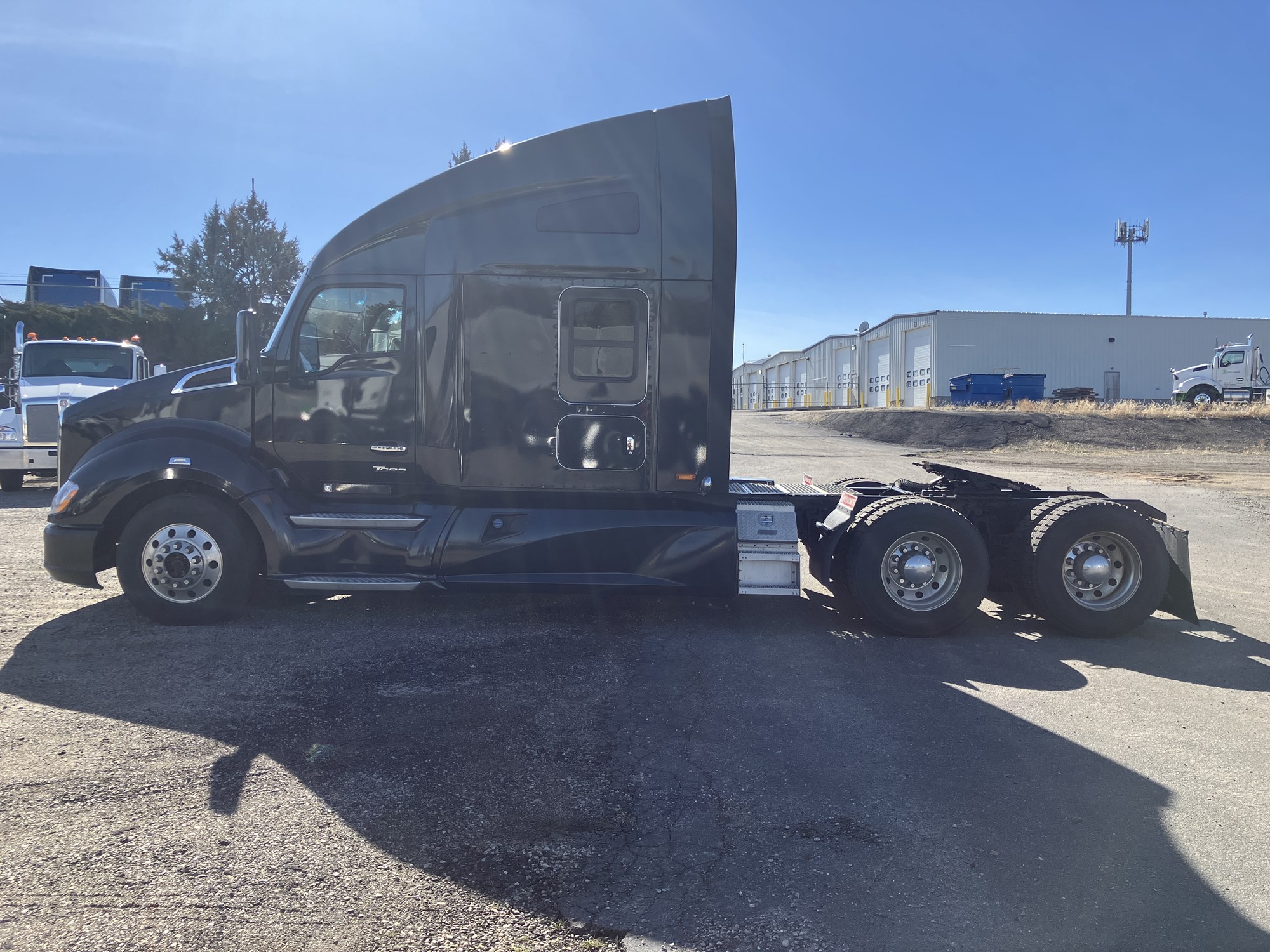 2023 Kenworth T680 - image 2 of 6