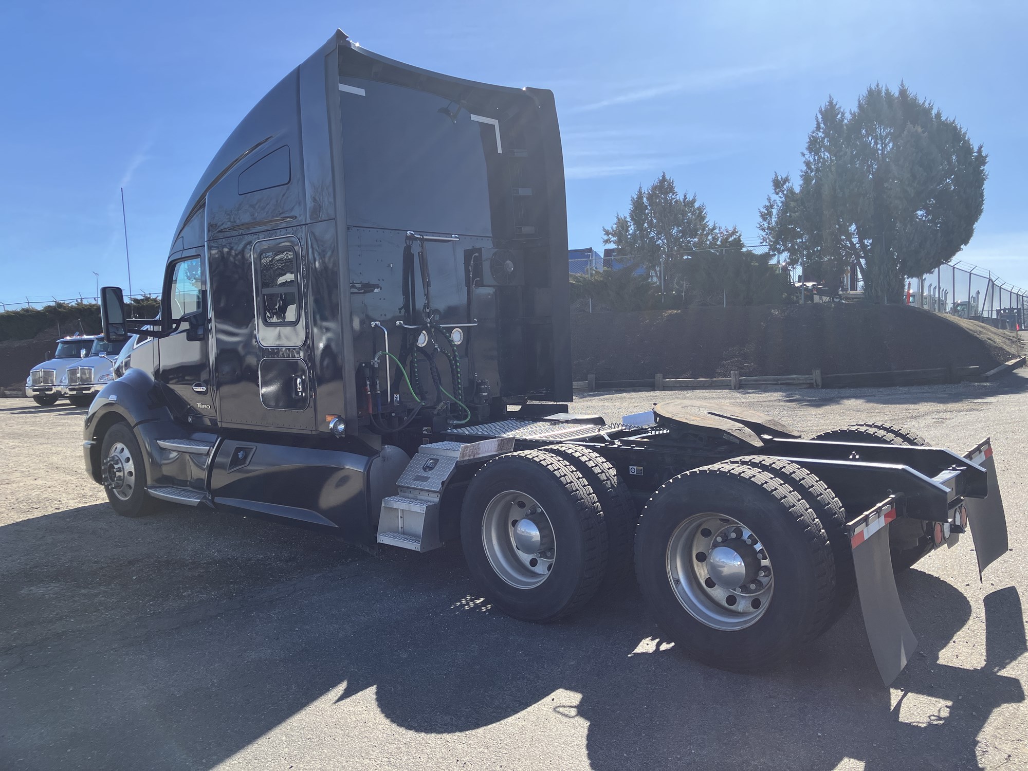 2023 Kenworth T680 - image 3 of 6