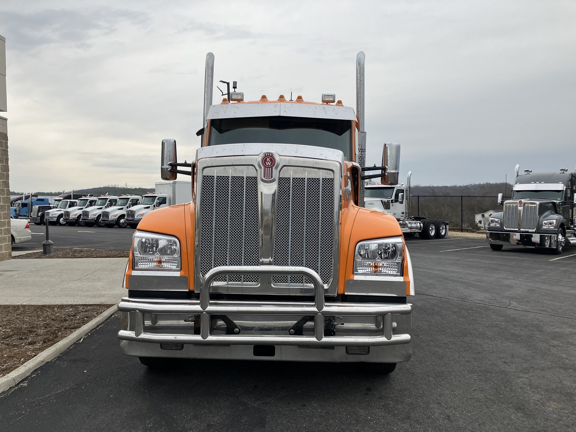 2023 Kenworth W990 - image 2 of 6