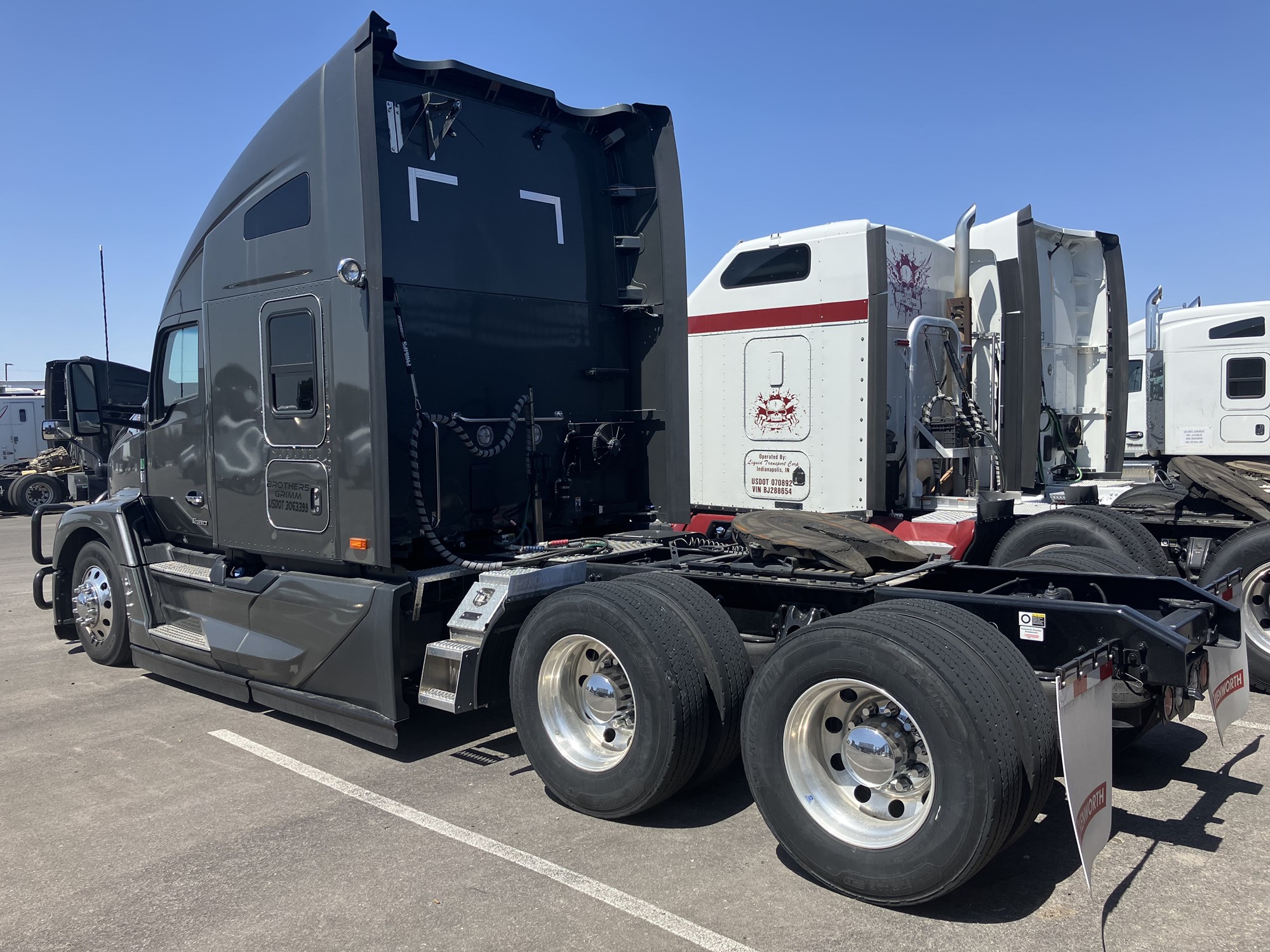 2023 Kenworth T680 - image 3 of 6