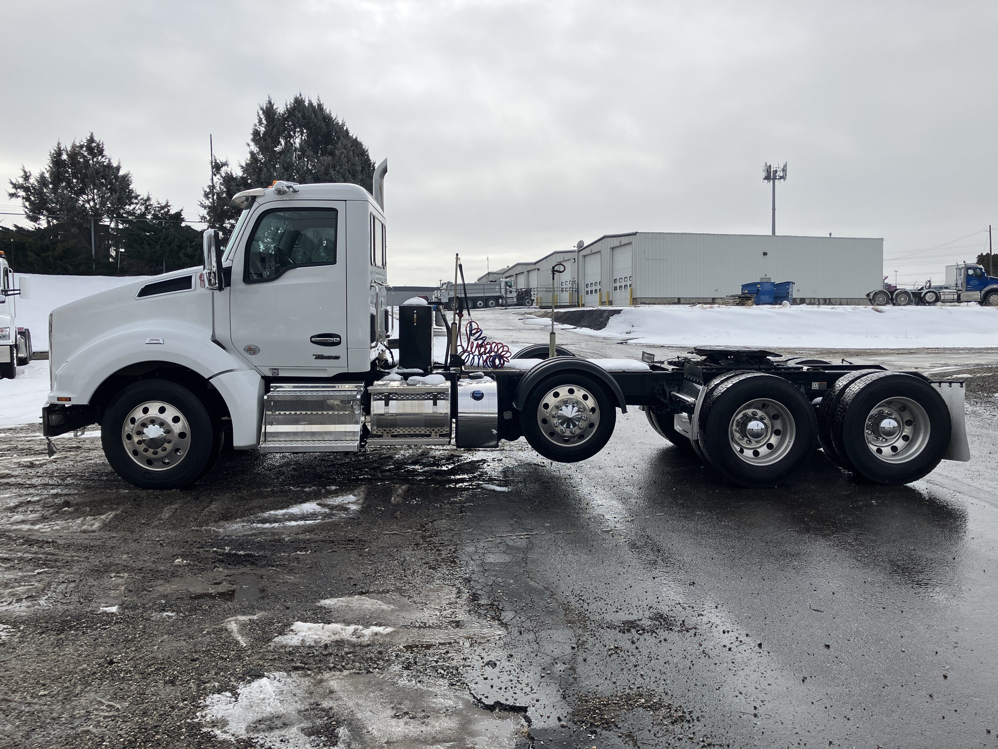 2024 Kenworth T880 - image 2 of 6